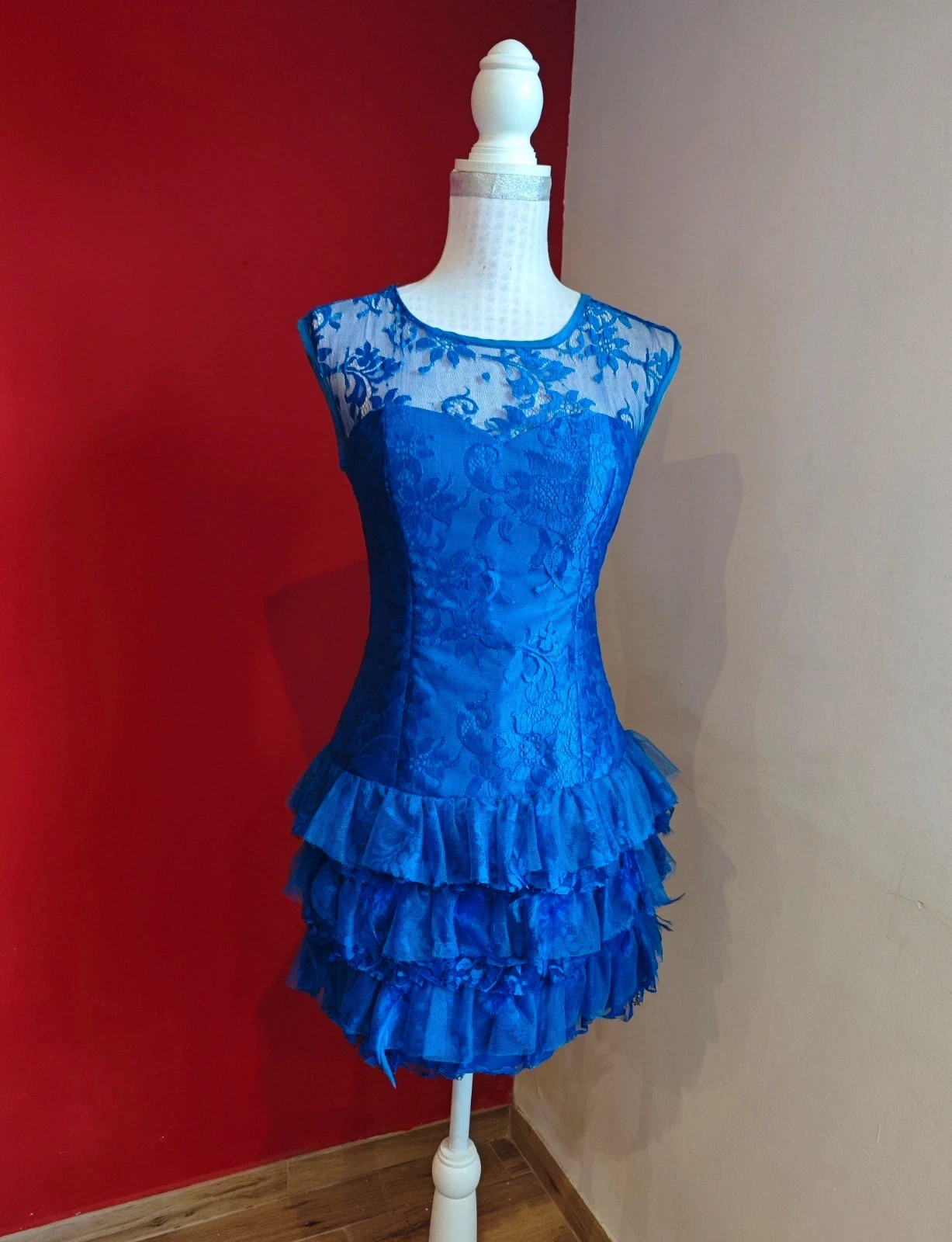 🌺 Vestido super especial para eventos de blonda azulona con volantes y plumas