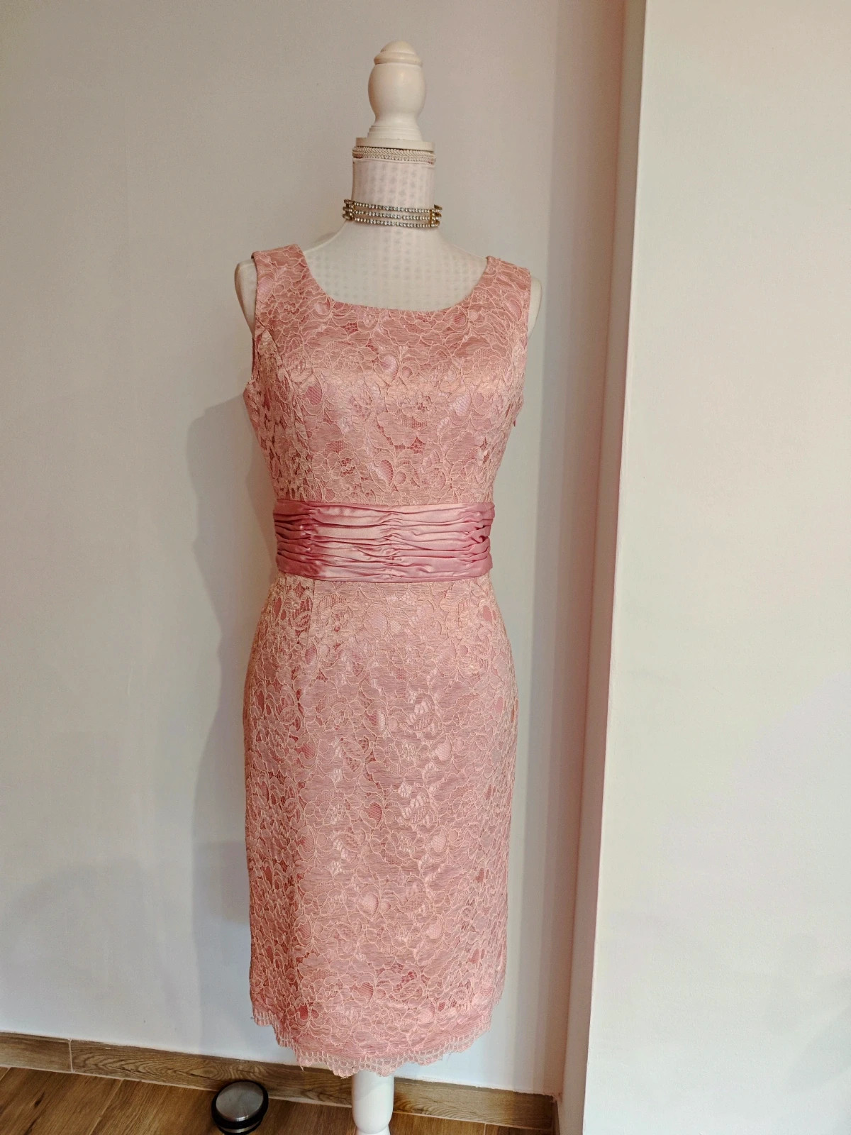 🌺Maravilloso vestido de blonda rosa con cintura de raso con pliegues