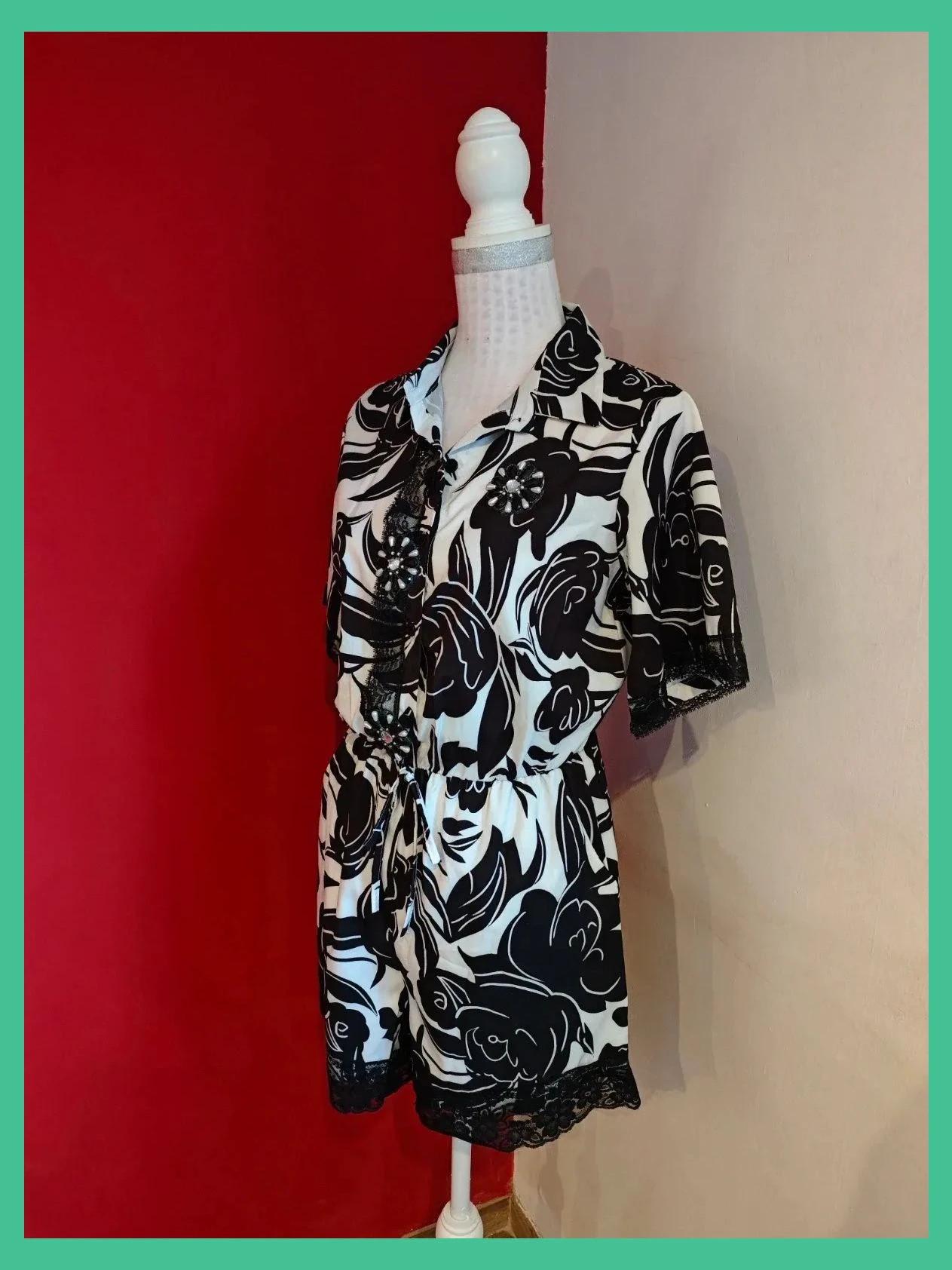🌺 Chulisimo mono corto tuneado con puntillas y abalorios, estampado negro y blanco de algodón