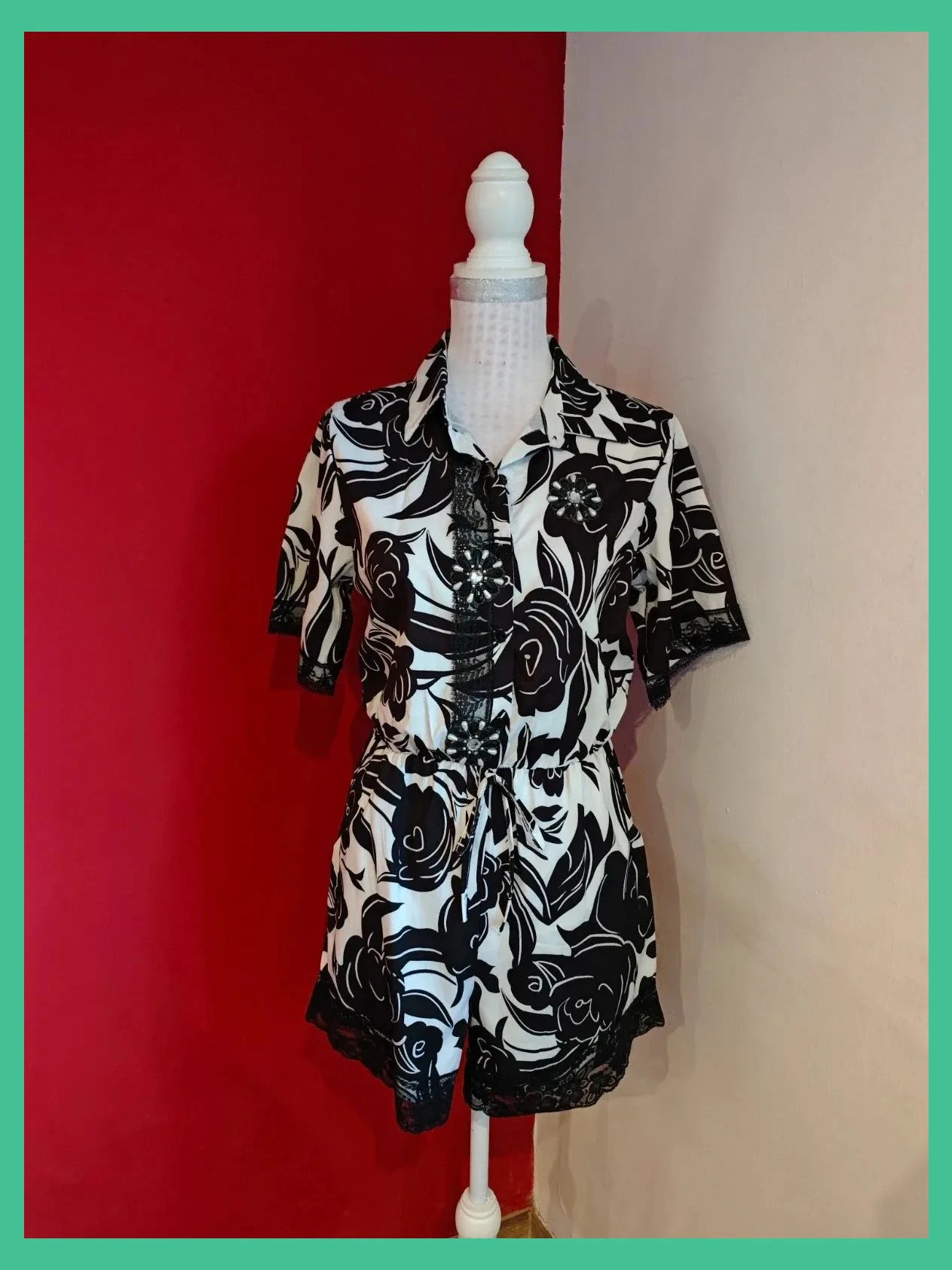 🌺 Chulisimo mono corto tuneado con puntillas y abalorios, estampado negro y blanco de algodón – Boutique Italiana – taille M / 38 / 10 2