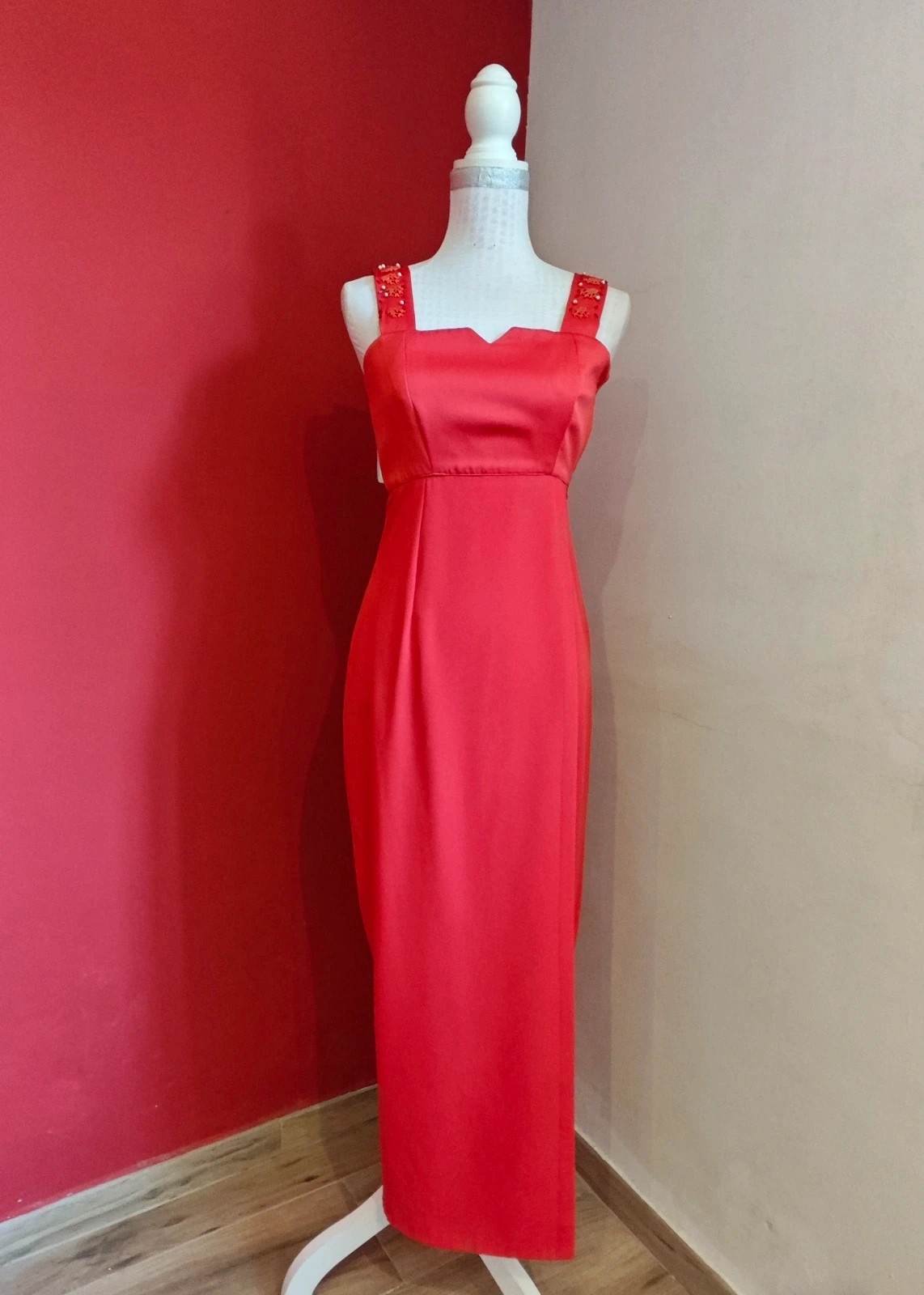 🌺 Impresionante vestido largo para eventos, color rojo con aplicaciones en los tirantes