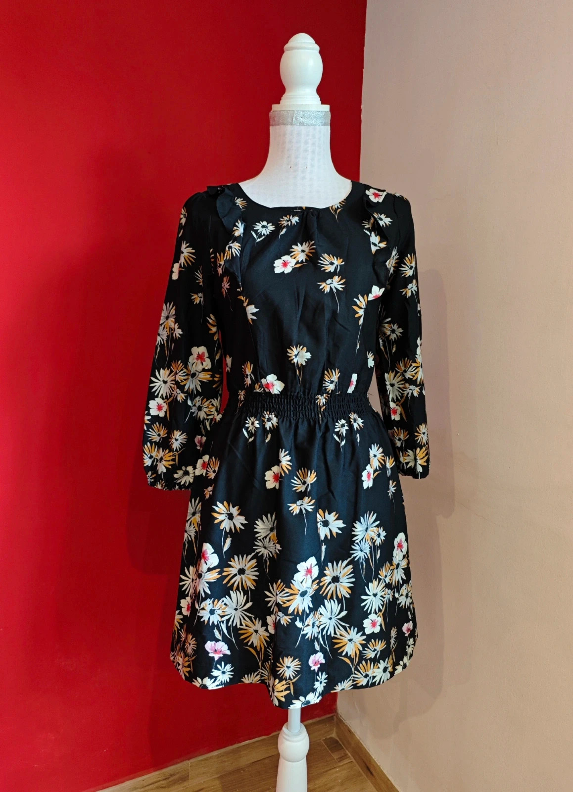 🌺Vestido negro estampado floral y volantitos en escote