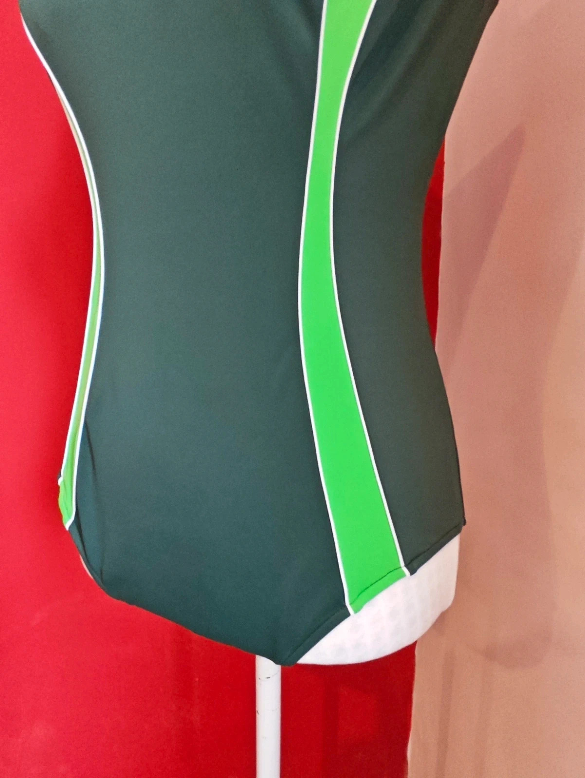 🌺 Cómodo bañador verde caqui con ondas verticales verde pistacho y blanco – Deidad – taille L / 40 / 12 4