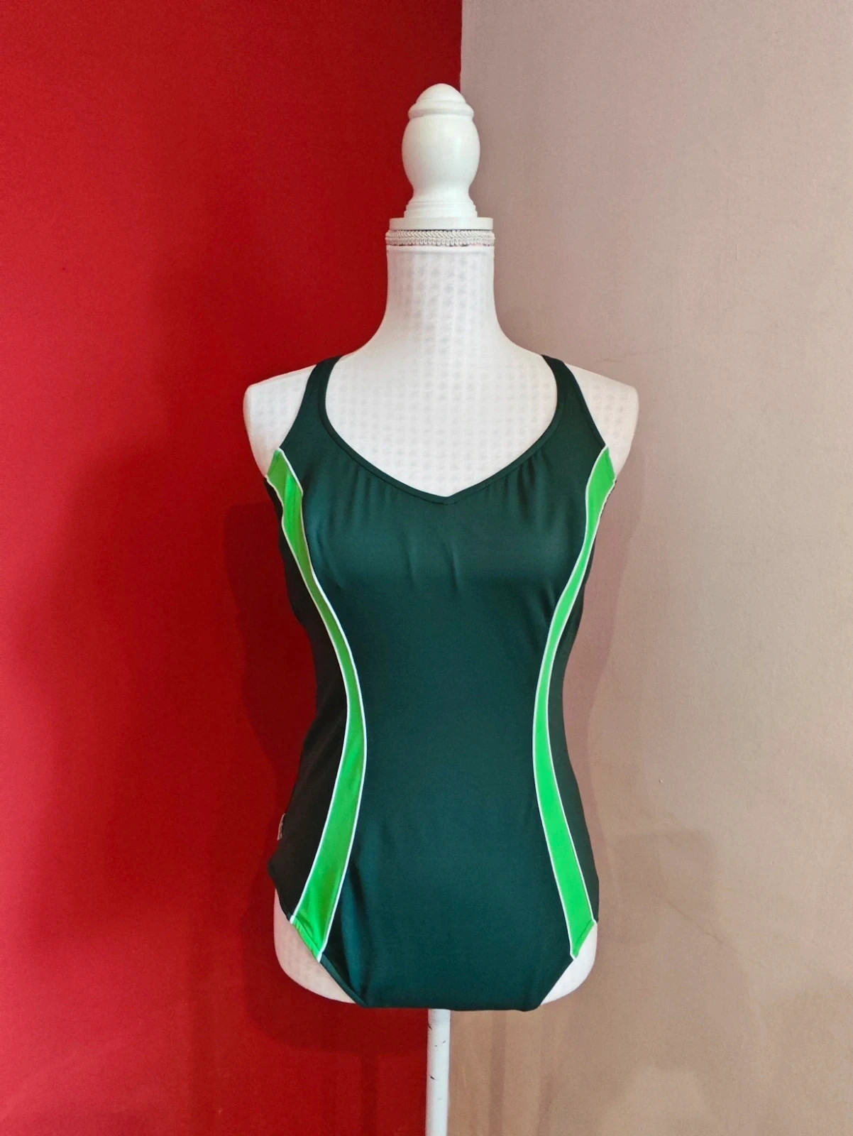 🌺 Cómodo bañador verde caqui con ondas verticales verde pistacho y blanco