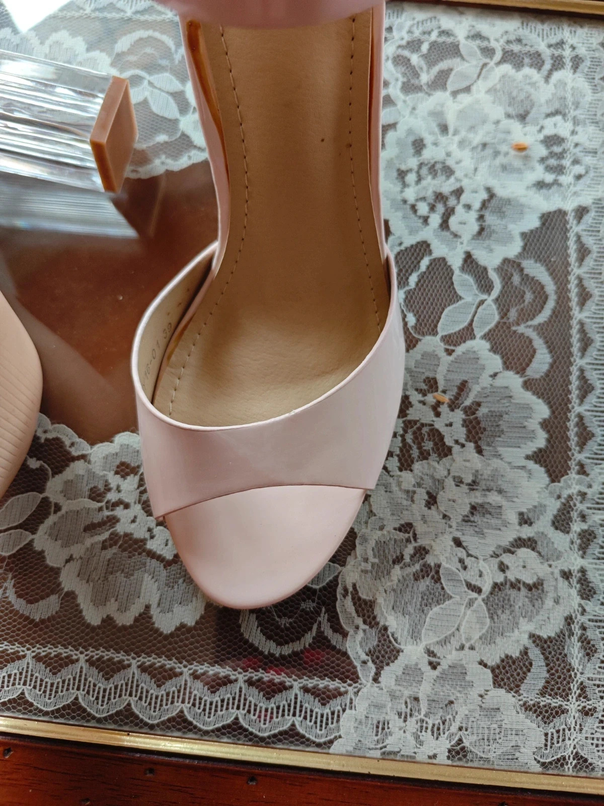 🌺Sandalias chulisimas de charol rosa con tacón transparente – H&D – taille 39 3