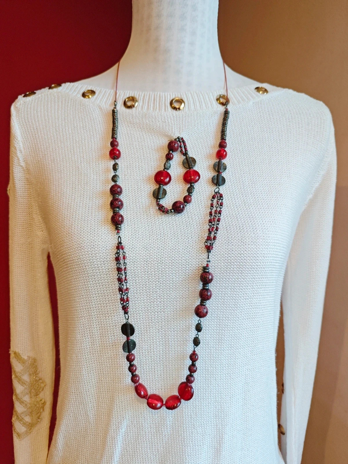 🌺 Bonito conjunto de collar largo y pulsera con diferentes abalorios de cristal rojo y metal