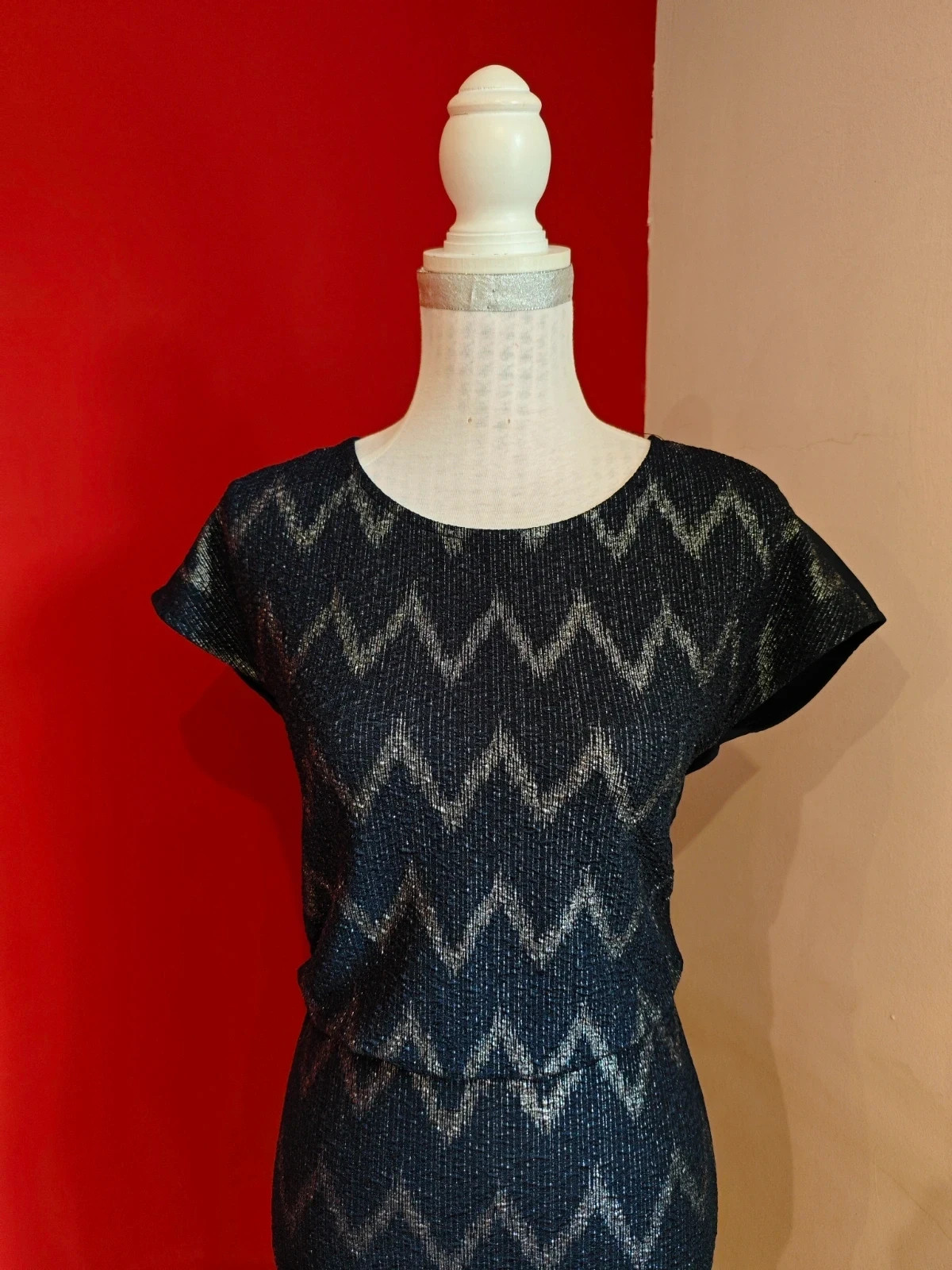 🌺Vestido elegante azul marino con grecas plateadas de tela elástica – ONLY – taille XS / 34 / 6 3
