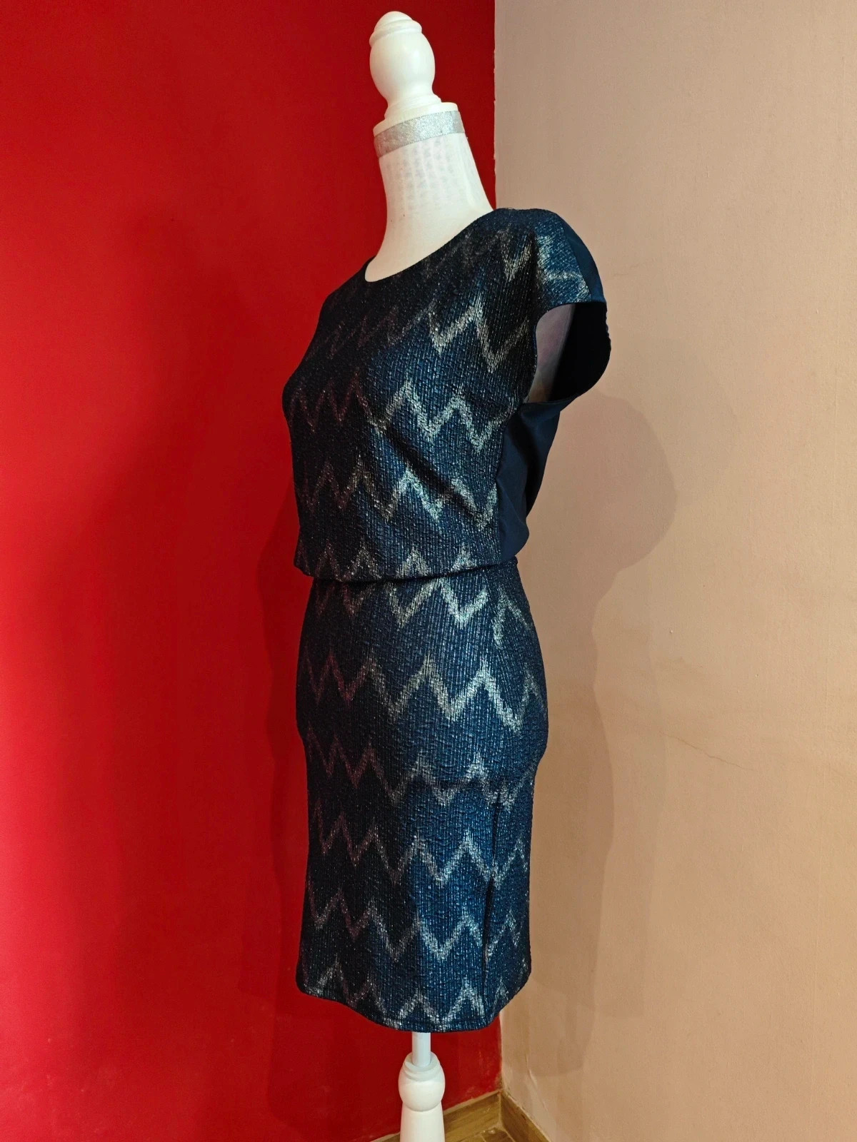 🌺Vestido elegante azul marino con grecas plateadas de tela elástica – ONLY – taille XS / 34 / 6 2