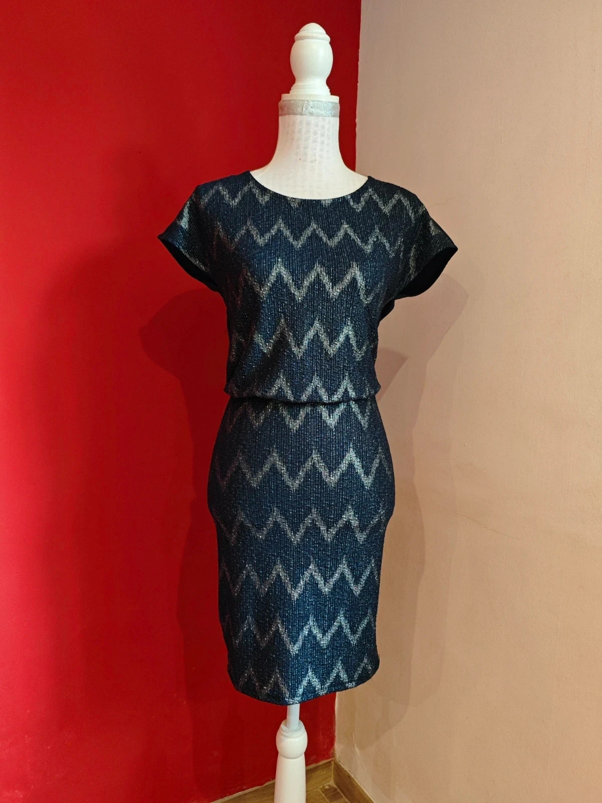 🌺Vestido elegante azul marino con grecas plateadas de tela elástica