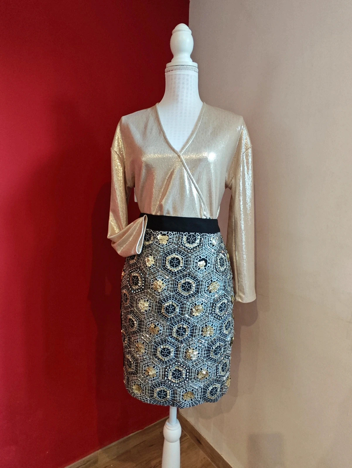 🌺Preciosa minifalda con frente bordado en beige con lentejuelas, abalorios y brillantes