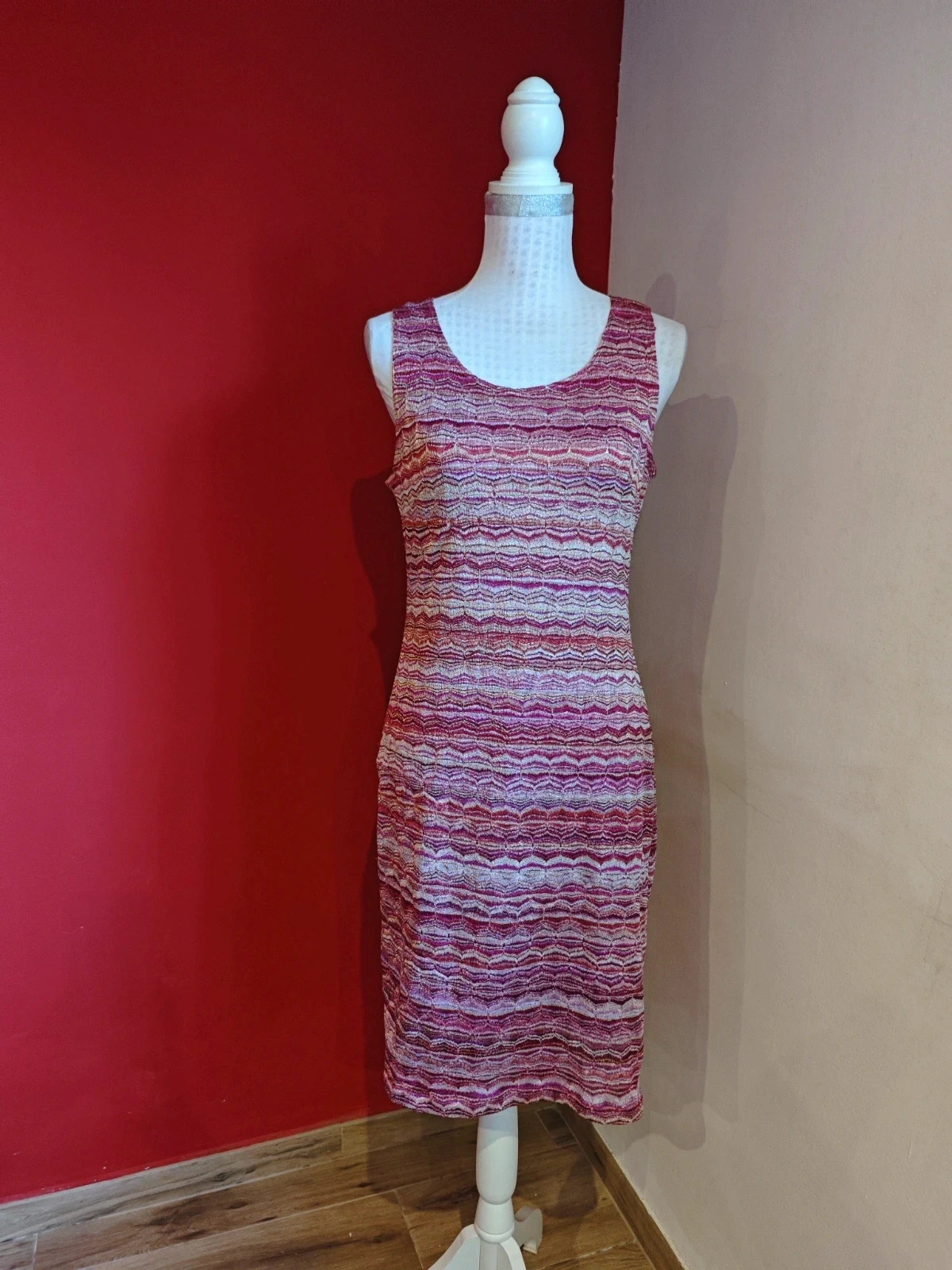 🌺 Bonito vestido tonos rosas e hilos dorados con tirantes anchos, talla M