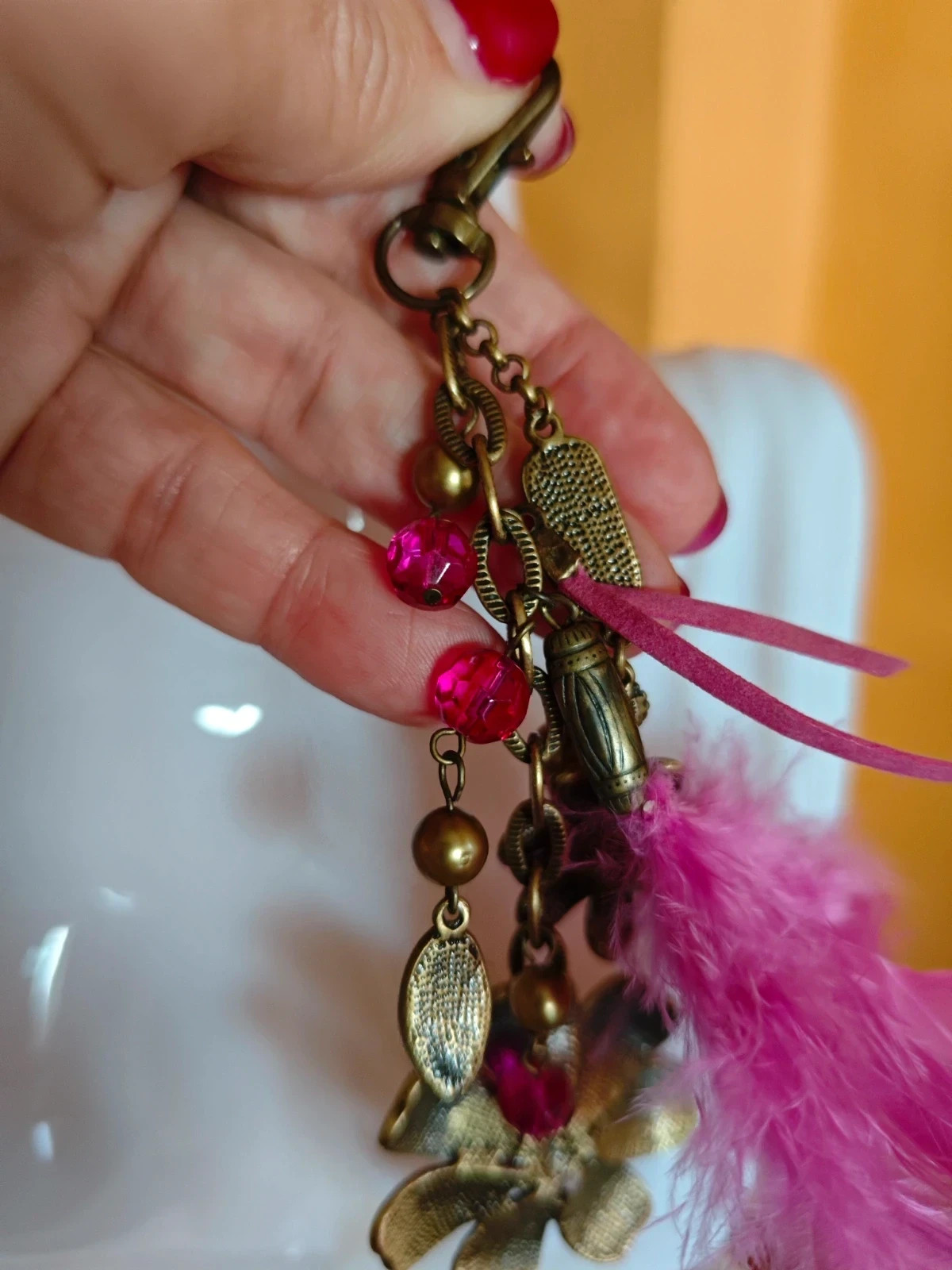🌺Chulisimo llavero dorado viejo con colgantes con brillantes fucsia y pluma 3