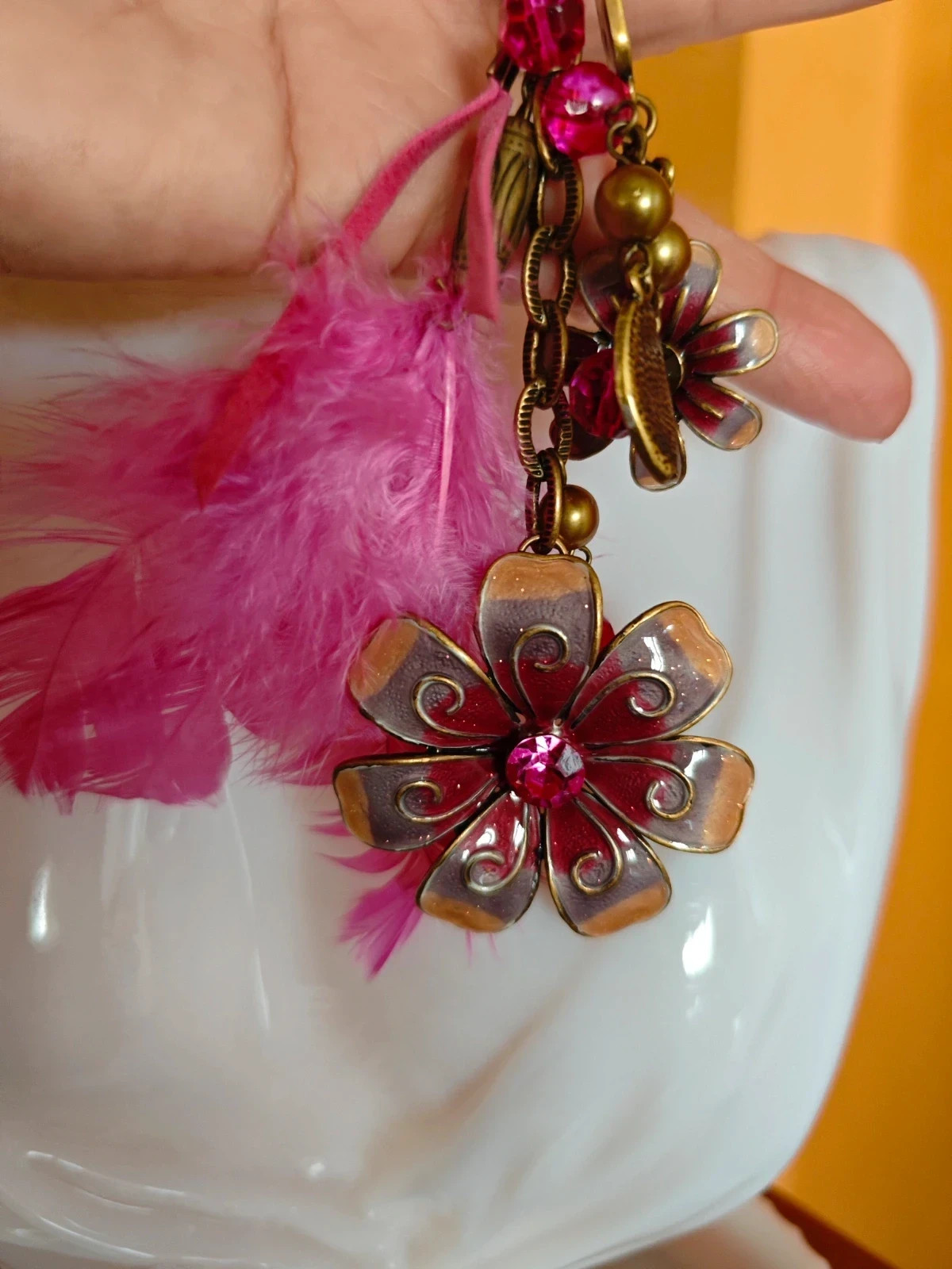 🌺Chulisimo llavero dorado viejo con colgantes con brillantes fucsia y pluma 2