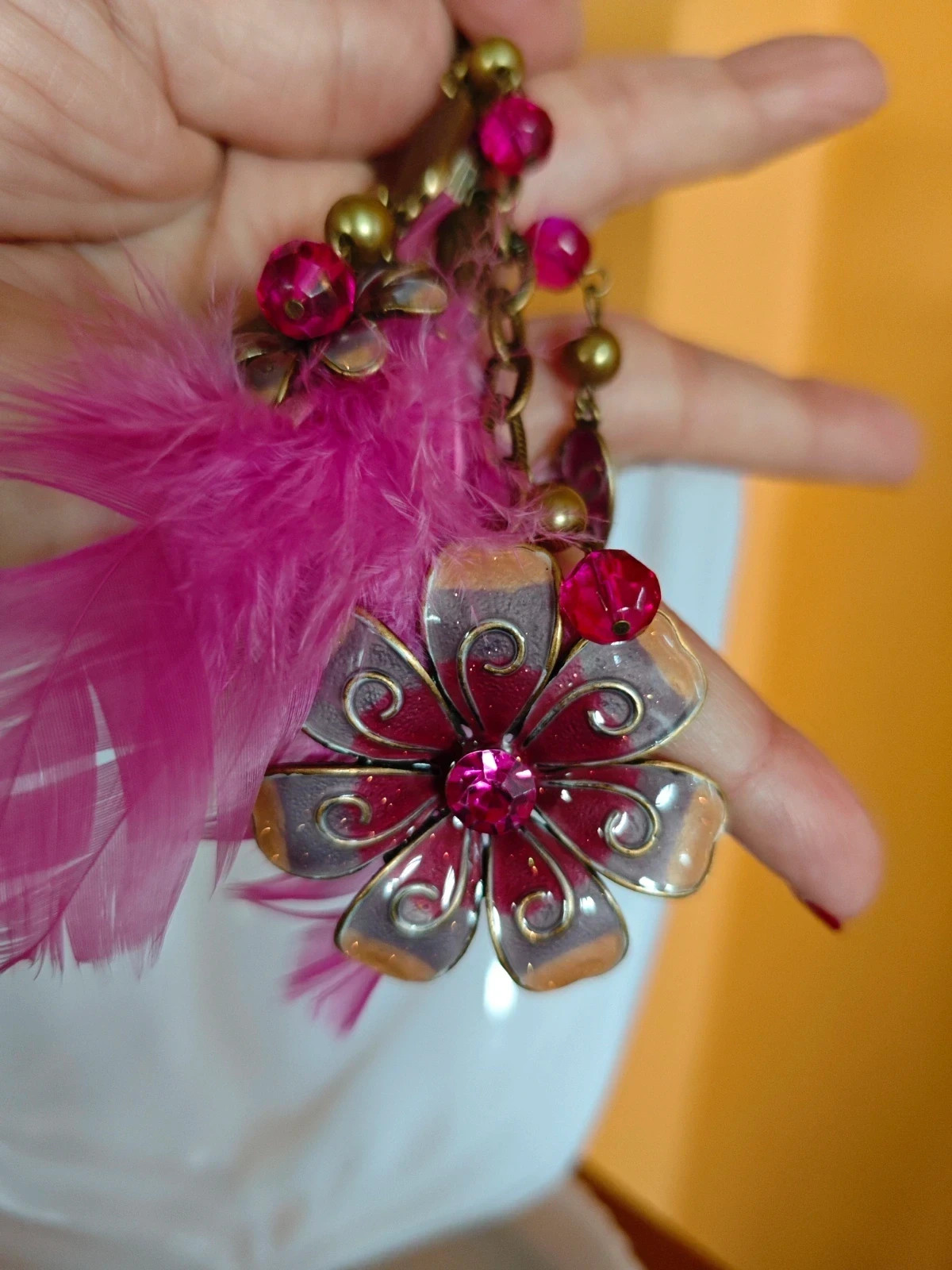 🌺Chulisimo llavero dorado viejo con colgantes con brillantes fucsia y pluma 5