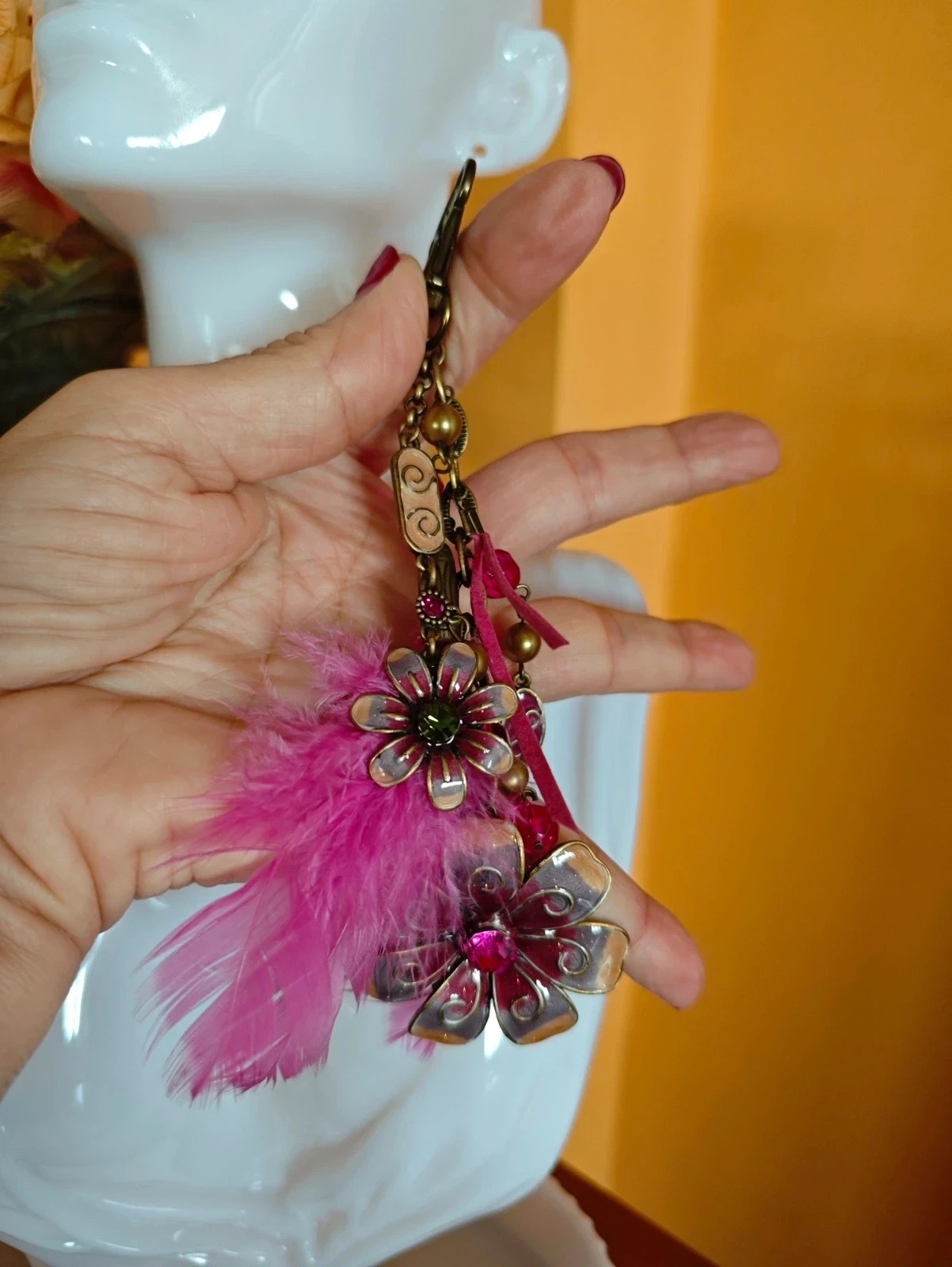 🌺Chulisimo llavero dorado viejo con colgantes con brillantes fucsia y pluma