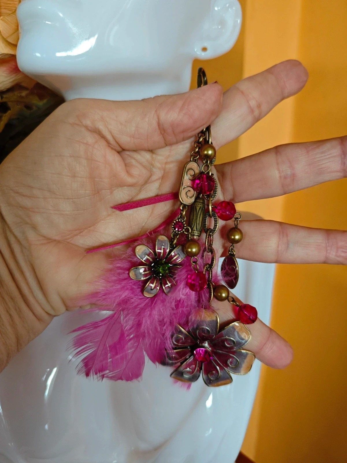 🌺Chulisimo llavero dorado viejo con colgantes con brillantes fucsia y pluma 4