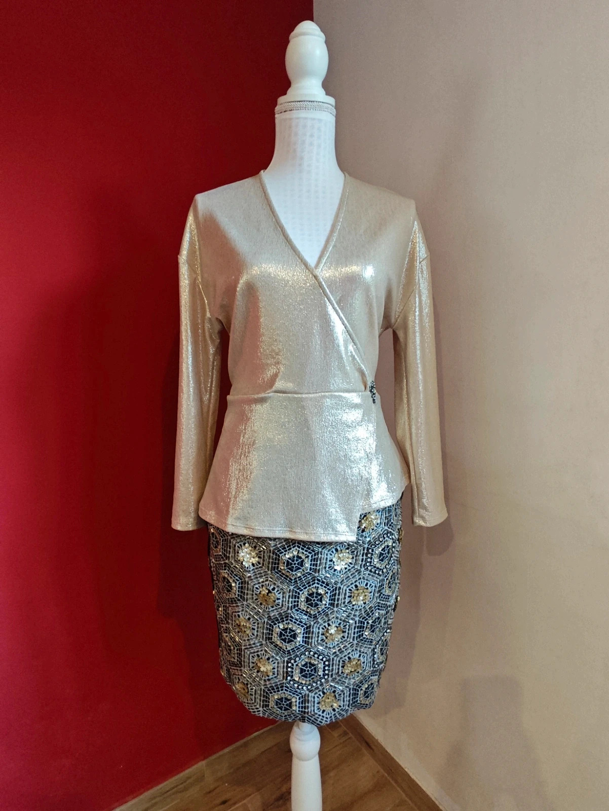 🌺 Preciosa blusa dorada con cruce delante y broche