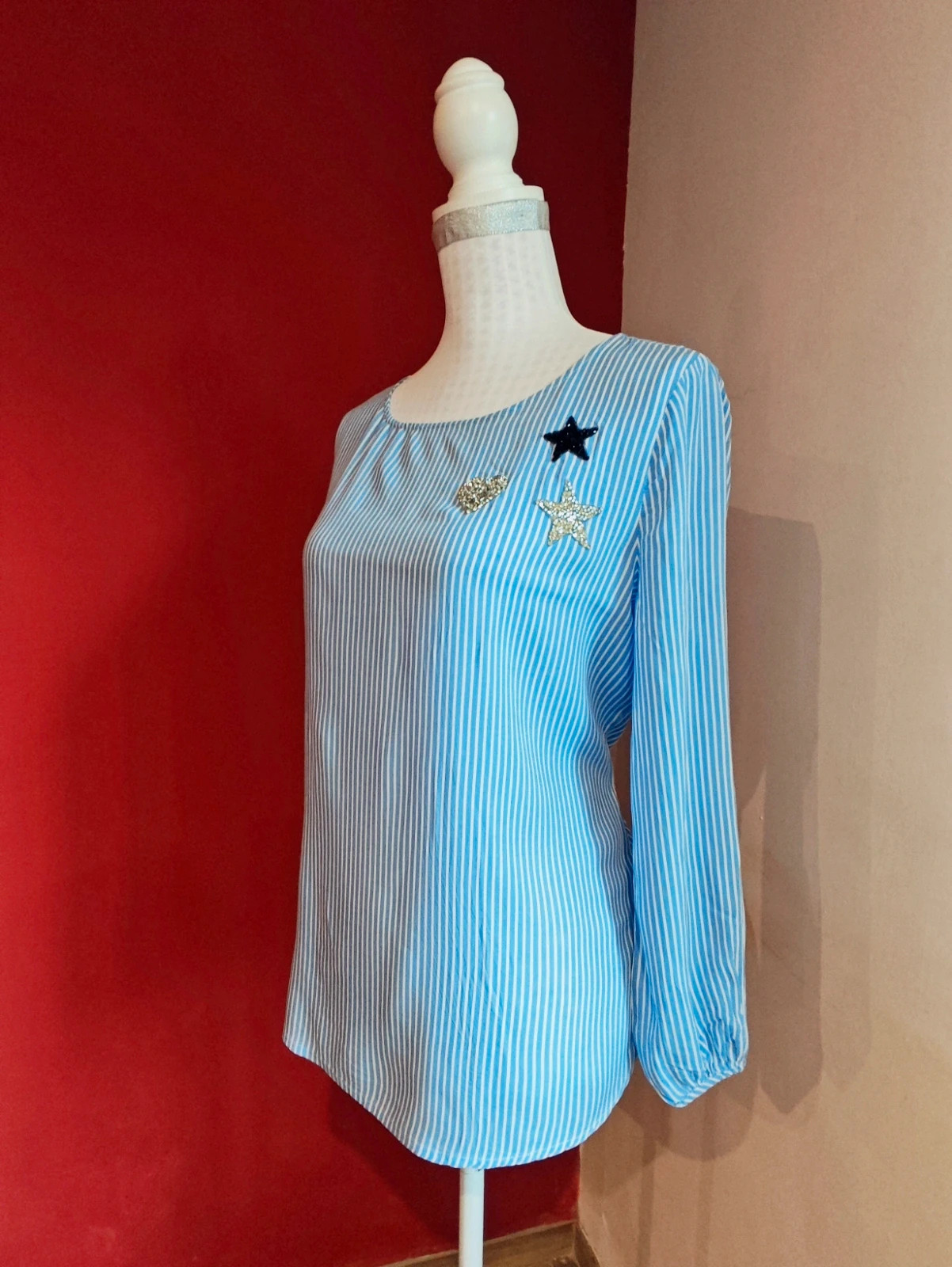 🌺 Blusa de tela fina y suave con rayas azul y blanco, con aplicaciones brillantes