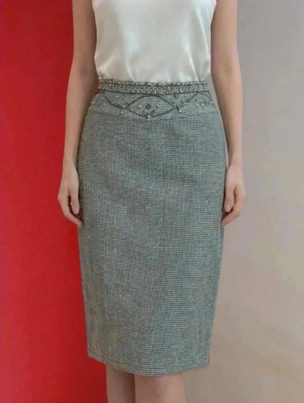 🌺Falda entallada con estampado pata de gallo con brillantes cosidos en cintura, talla M