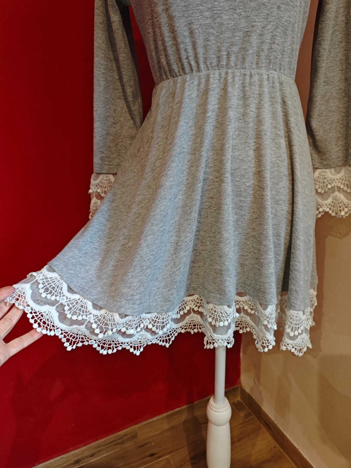 🌺 Bonito vestido de punto camiseta de algodón gris con crochet blanco en puños y bajo – Poète – taille M / 38 / 10 4