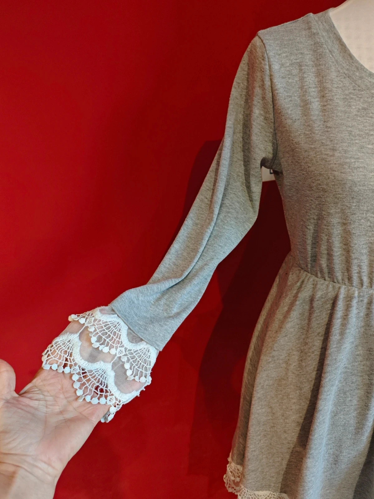 🌺 Bonito vestido de punto camiseta de algodón gris con crochet blanco en puños y bajo – Poète – taille M / 38 / 10 3