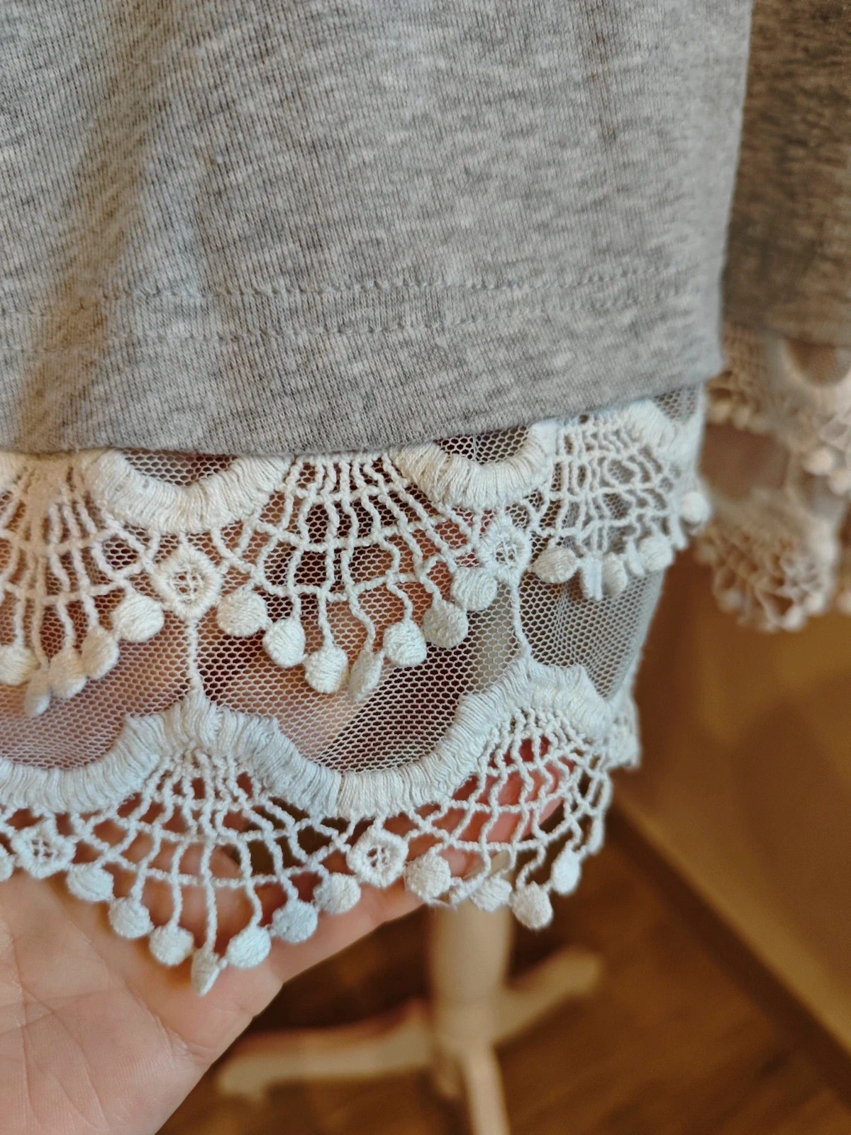 🌺 Bonito vestido de punto camiseta de algodón gris con crochet blanco en puños y bajo – Poète – taille M / 38 / 10 5