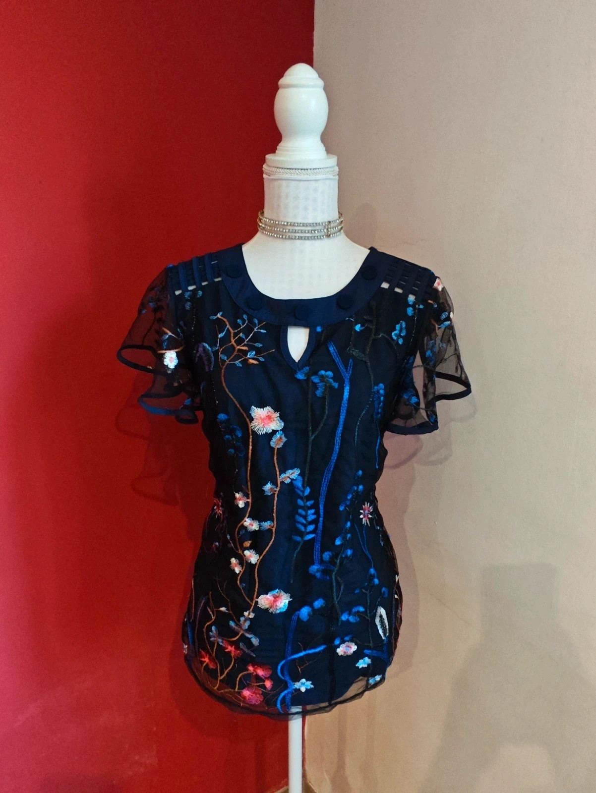 🌺Blusa de gaza azul marino con bordados florales