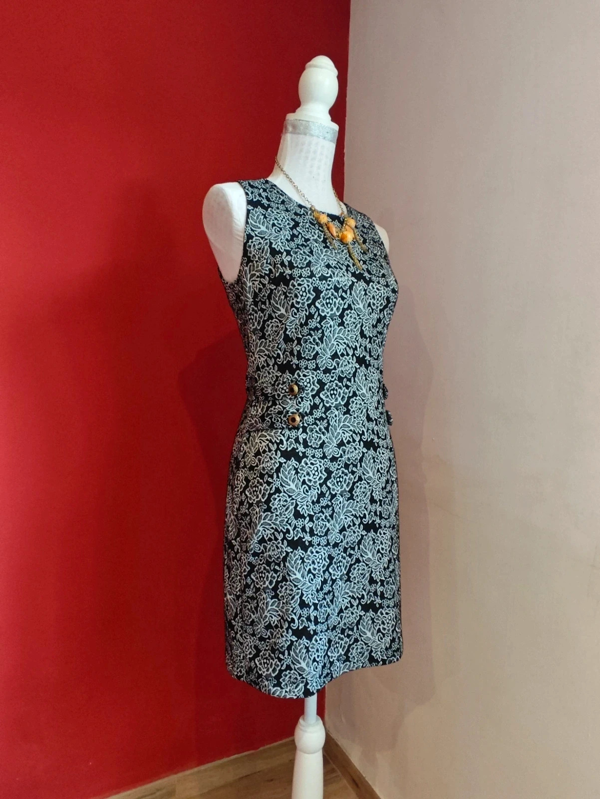 🌺 Elegante vestido sin mangas negro con estampado floral blanco