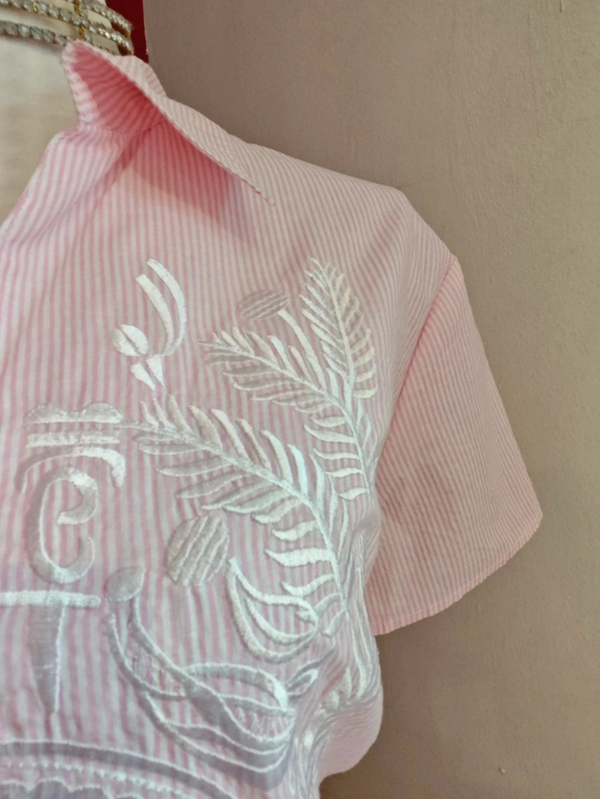 🌺Camisa ideal de algodón con rayas blancas y rosa y bordados en el frente – Jaramago – taille 6XL / 52 / 24 4