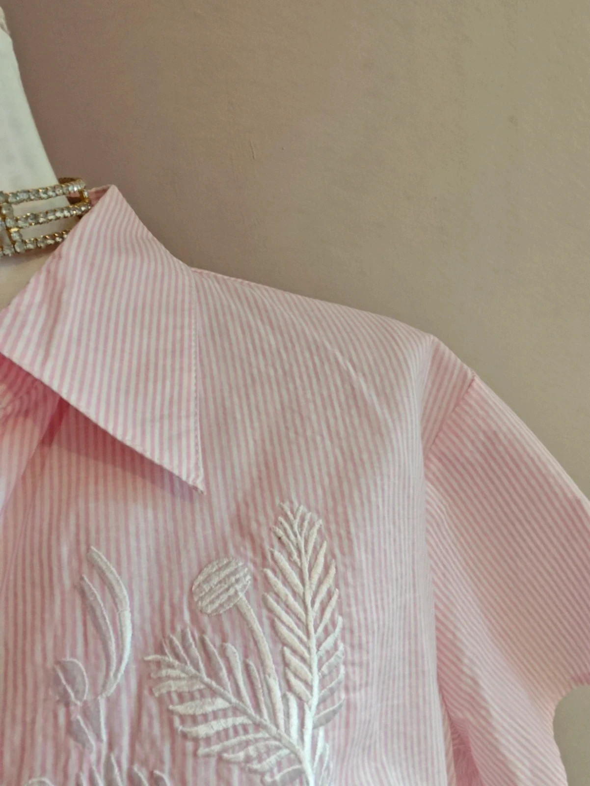🌺Camisa ideal de algodón con rayas blancas y rosa y bordados en el frente – Jaramago – taille 6XL / 52 / 24 5