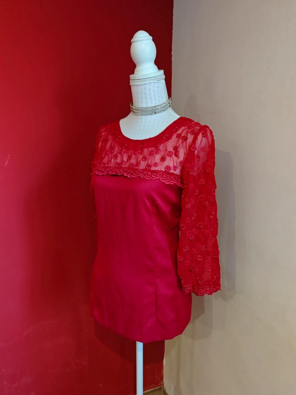 🌺Bonira blusa vintage entallada roja con parte superior de blonda con flores bordadas