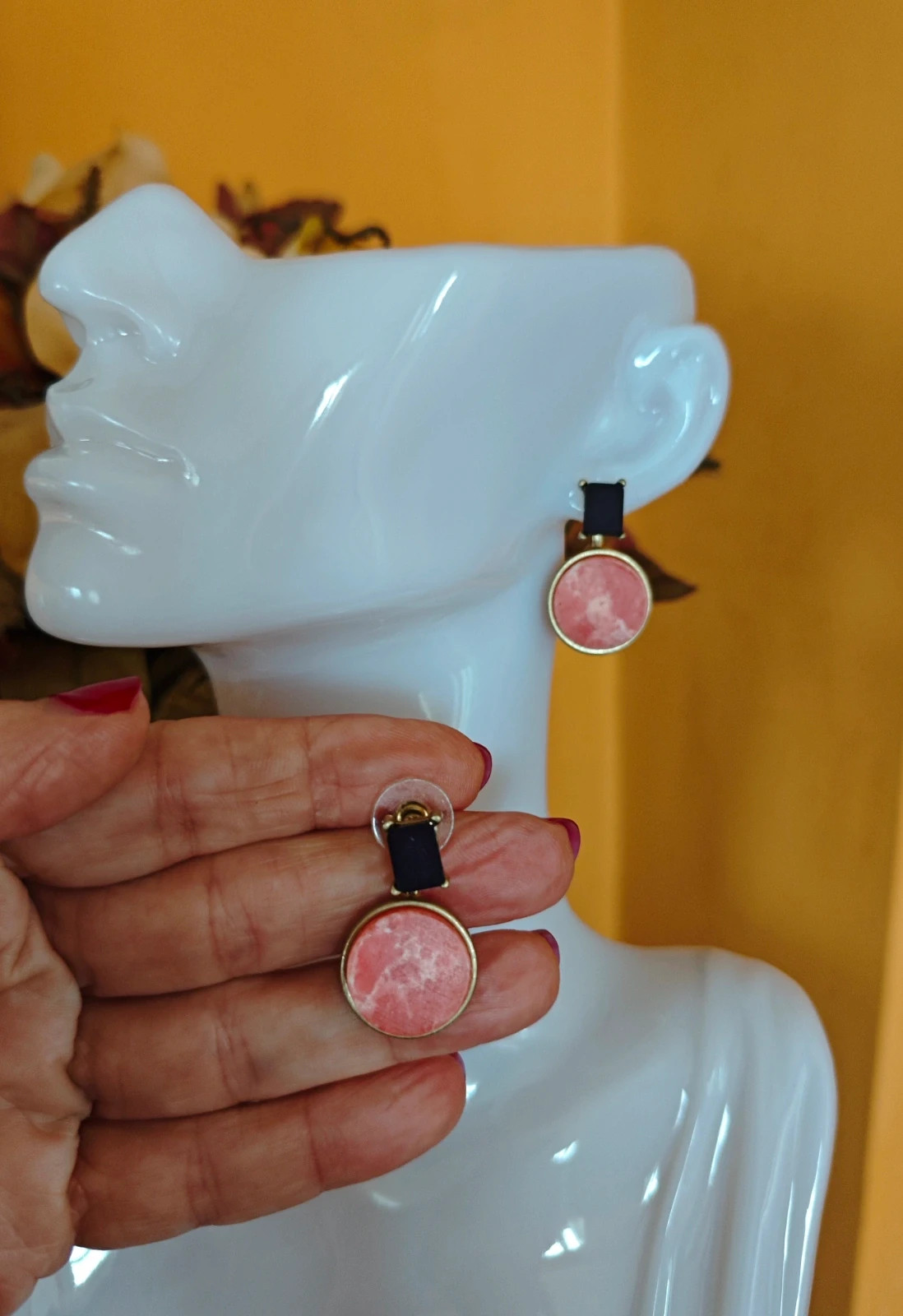 🌺Pendientes con pieza negra y círculo coral sobre dorado