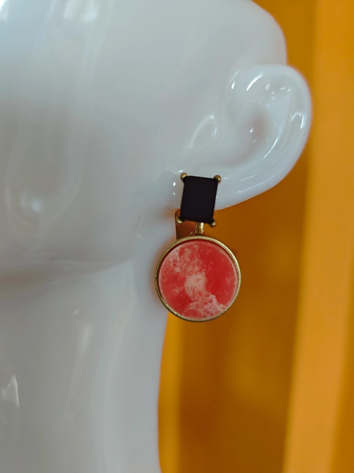 🌺Pendientes con pieza negra y círculo coral sobre dorado 3