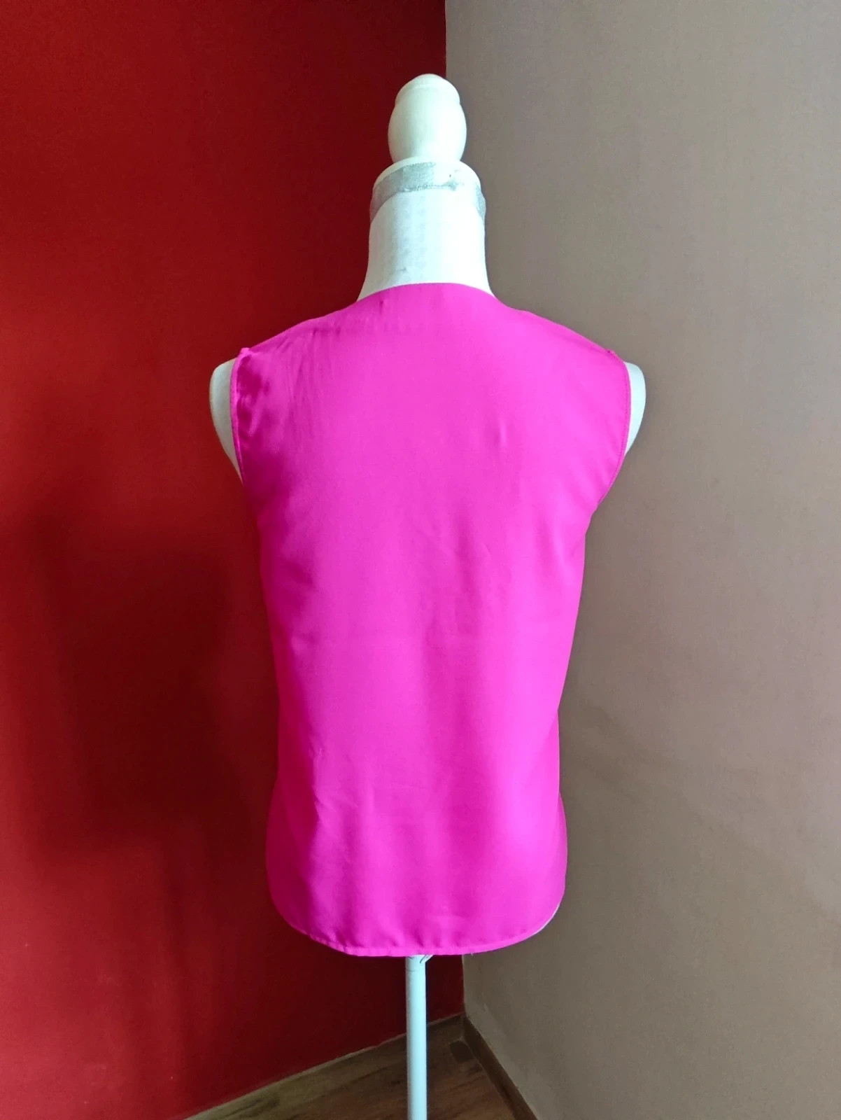 🌺Blusa fucsia con remaches dorados en escote – Sfera Basic – taille M / 38 / 10 5