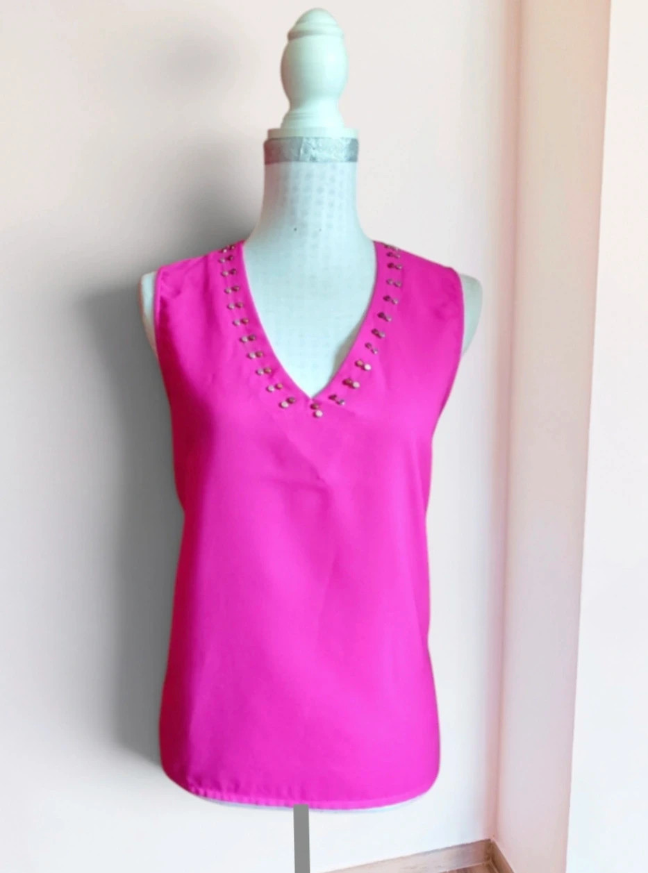 🌺Blusa fucsia con remaches dorados en escote