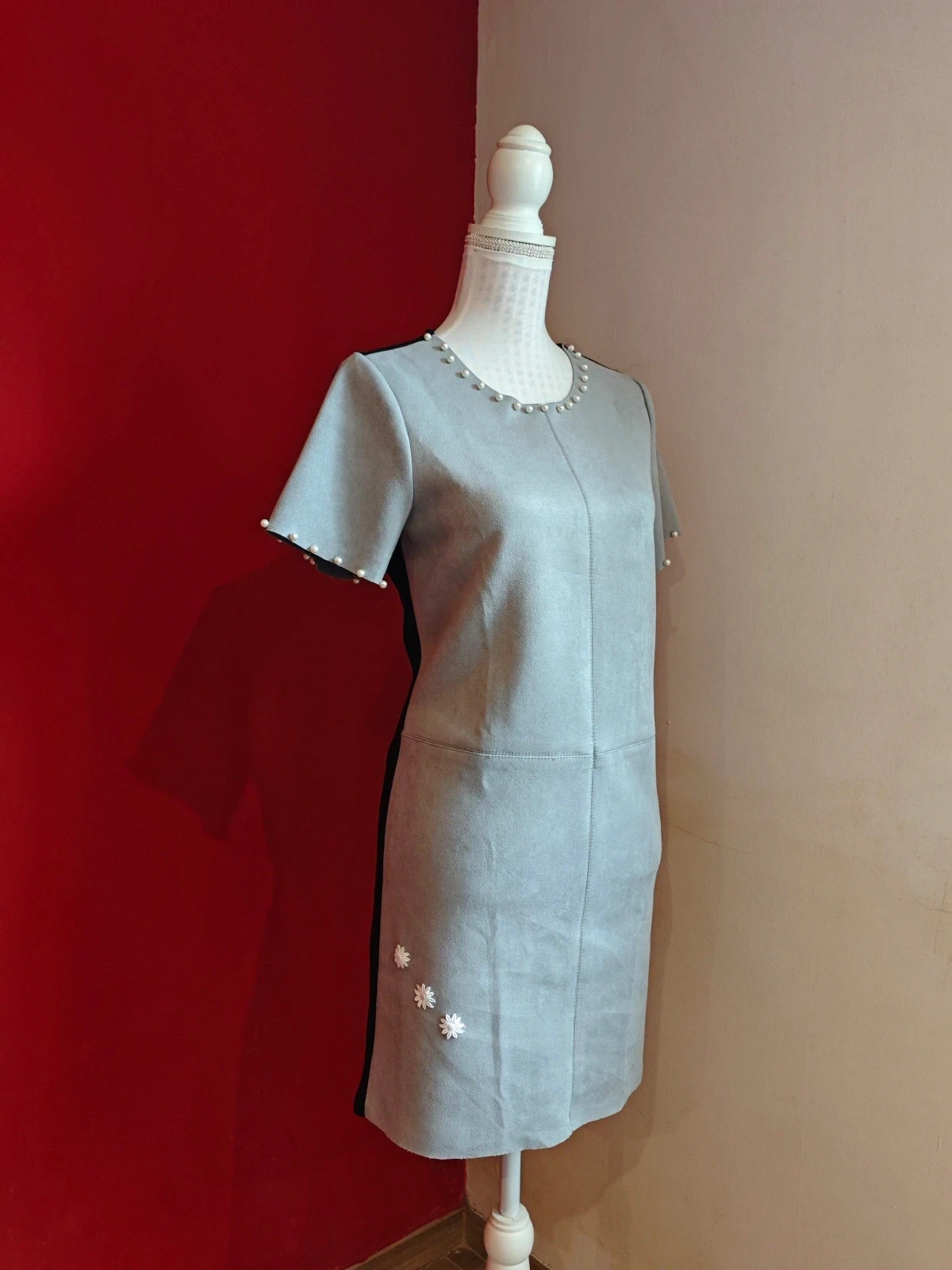 🌺 Vestido de antelina gris con perlas y punto negro detrás – Shimai – taille L / 40 / 12 3