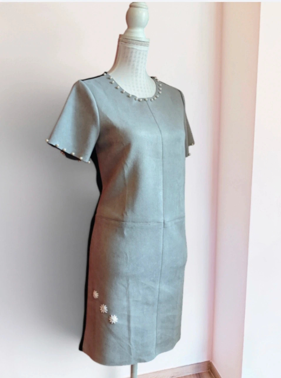 🌺 Vestido de antelina gris con perlas y punto negro detrás