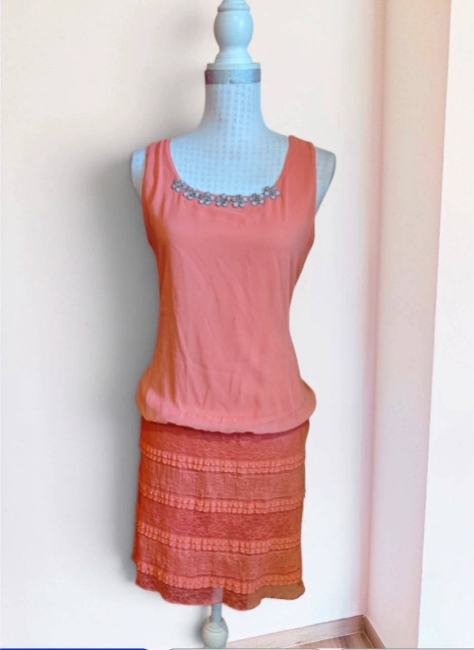 🌺Vestido tono coral con cuerpo de gasa y falda de blonda elástica