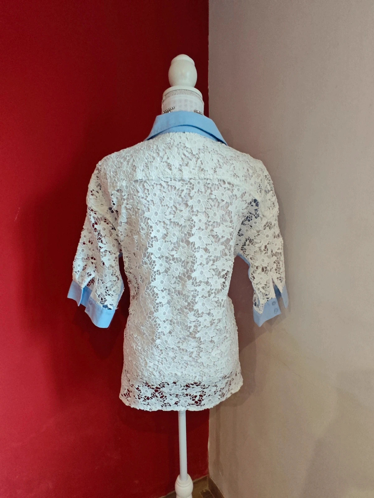 🌺 Camisa azul con crochet blanco en mangas y espalda – VerySimple – taille XXXL / 46 / 18 5