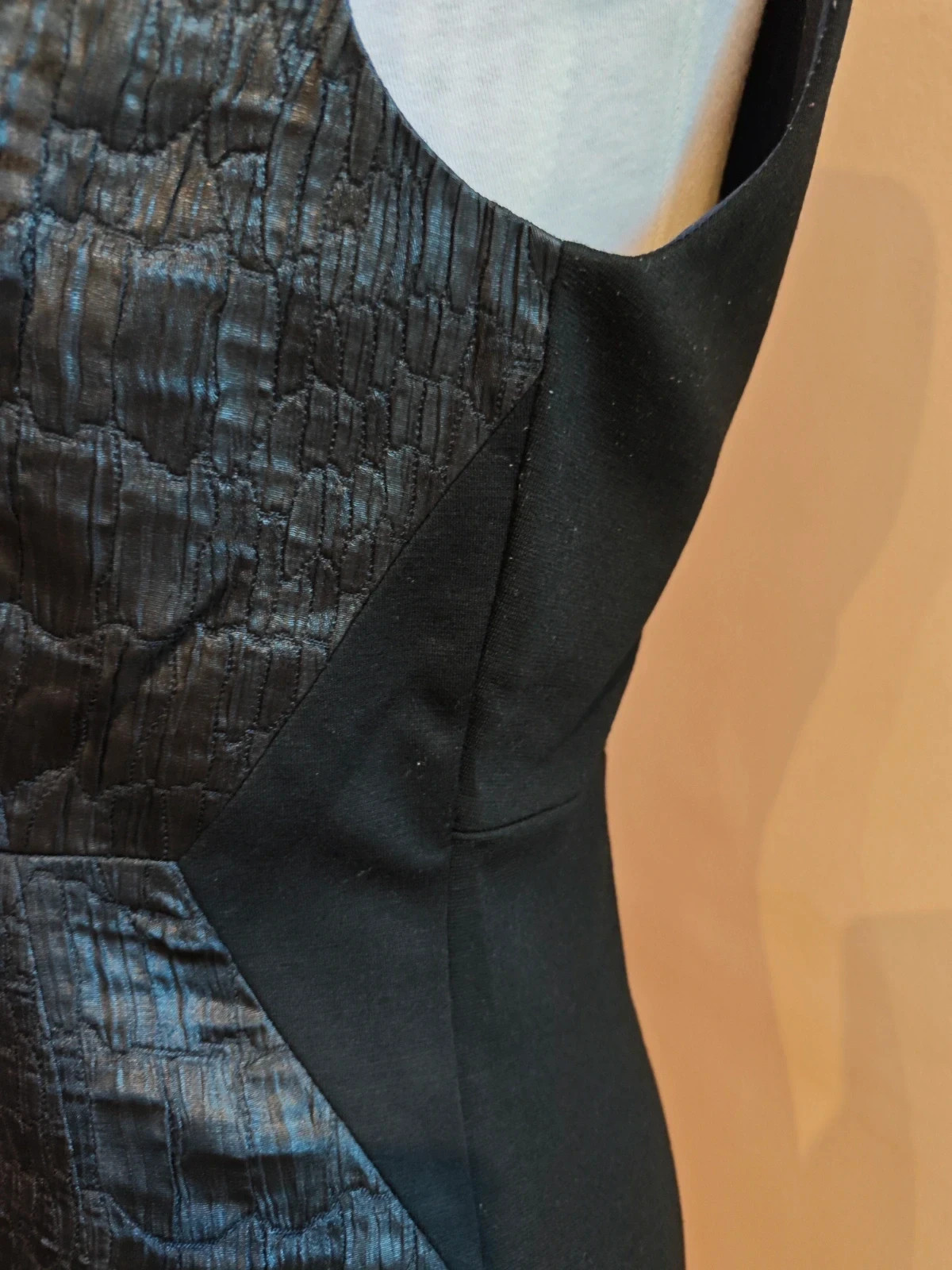 🌺 Vestido negro entallado tela con dos texturas, de la prestigiosa marca TAHARI – Tahari – taille M / 38 / 10 5