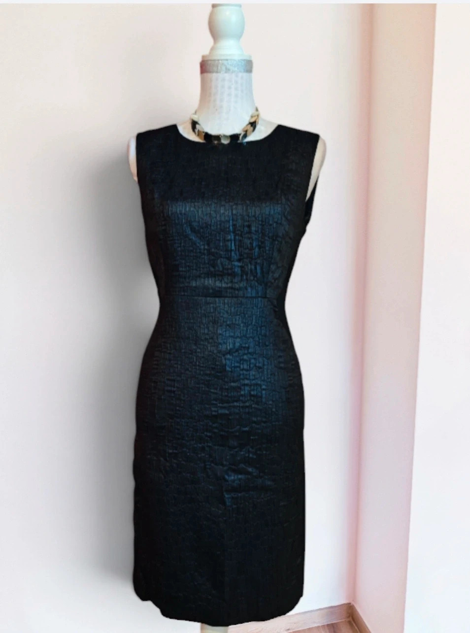 🌺 Vestido negro entallado tela con dos texturas, de la prestigiosa marca TAHARI