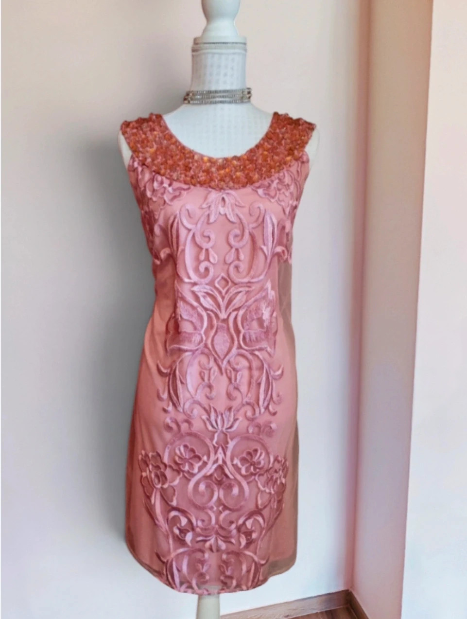 🌺Vestido de gasa rosa con bordados delante y cuello de abalorios