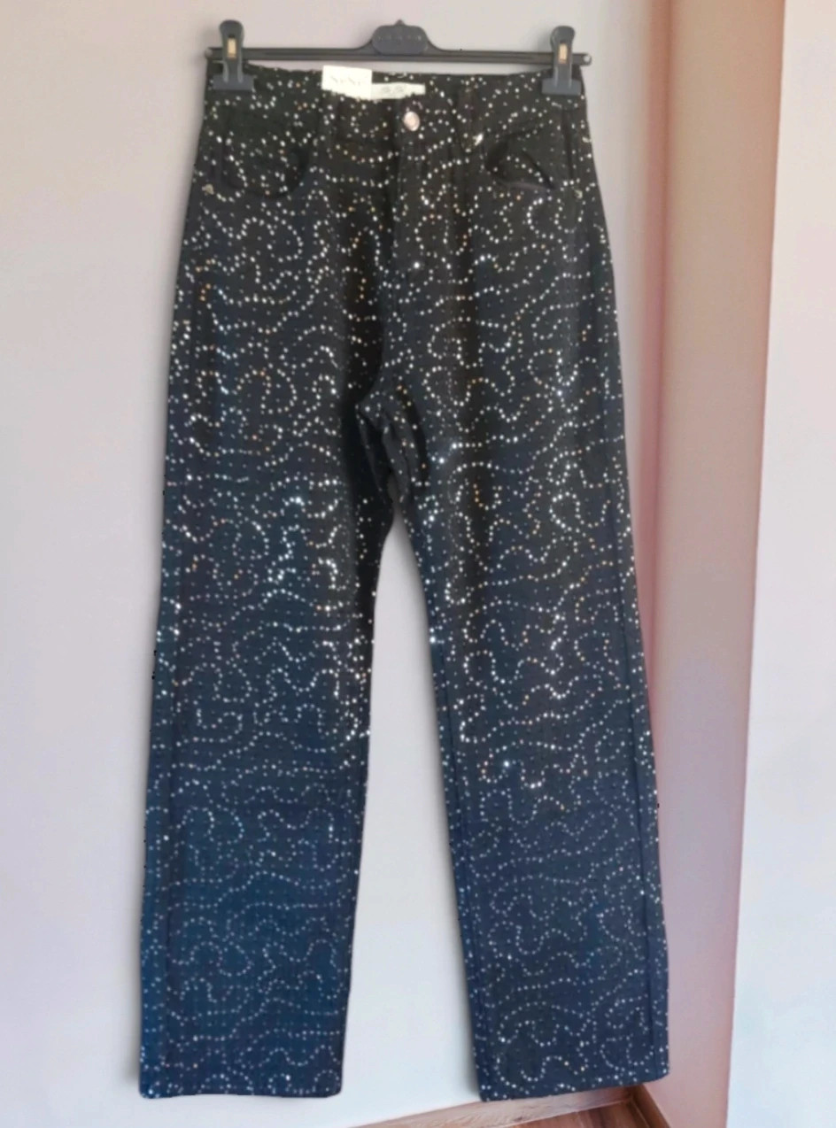 🌺 Exclusivo pantalón vaquero negro con lentejuelas súper bonito, de See See