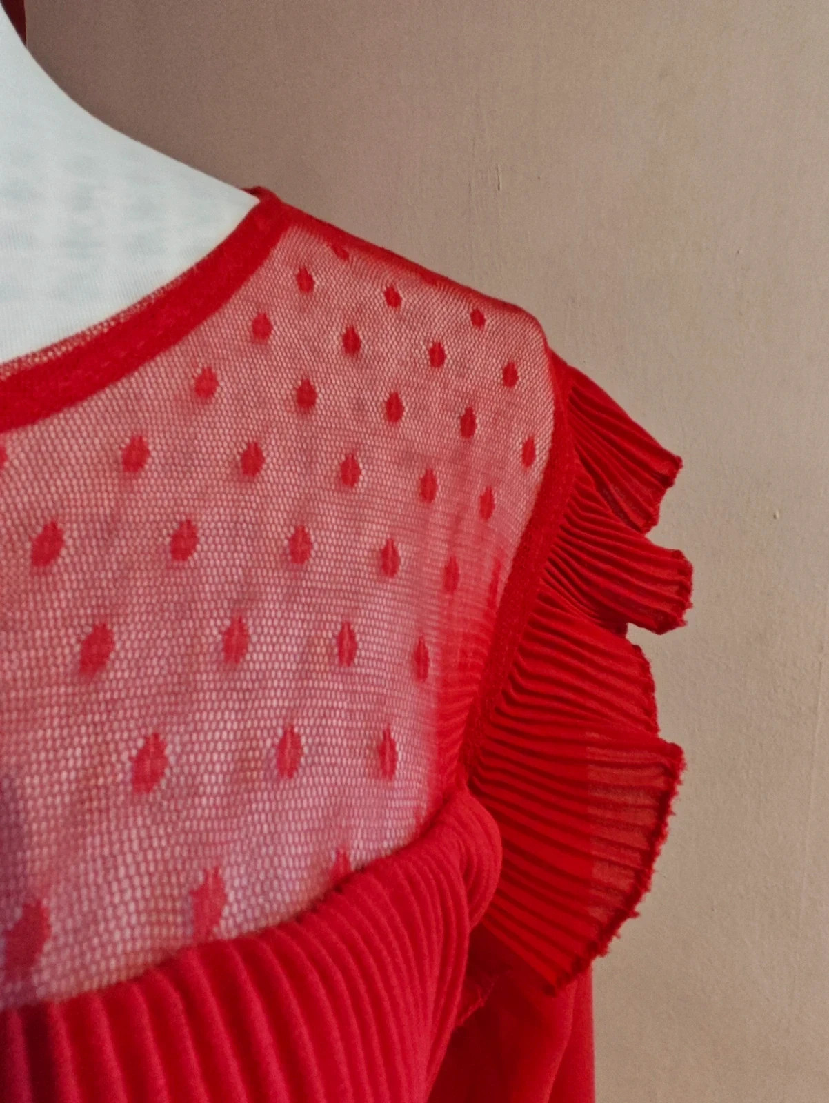 🌺Blusa de gasa roja con tul en escote y plisado en volantitos y pecho – Freestyle – taille L / 40 / 12 4