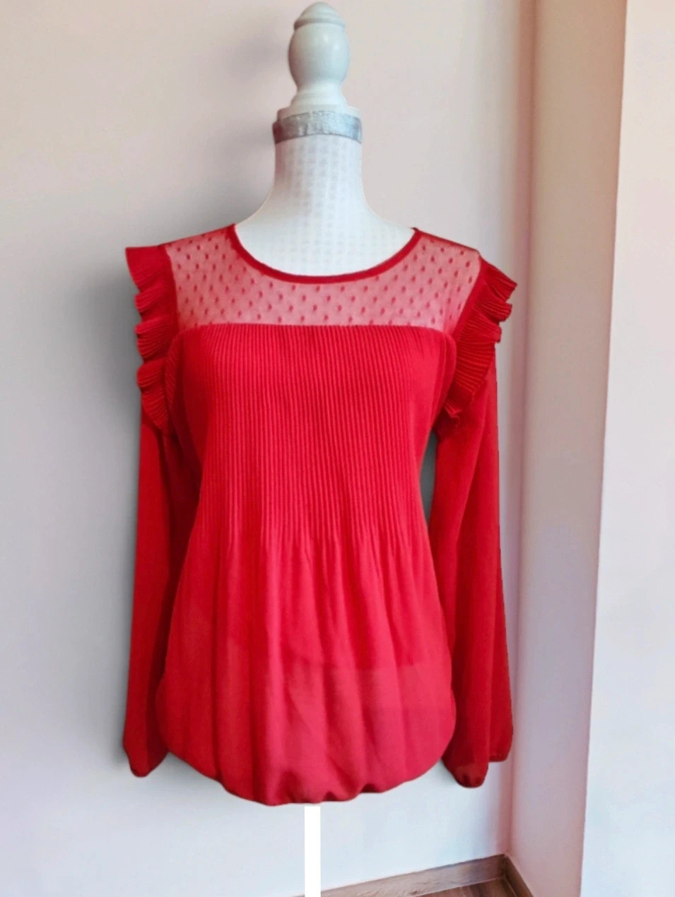 🌺Blusa de gasa roja con tul en escote y plisado en volantitos y pecho