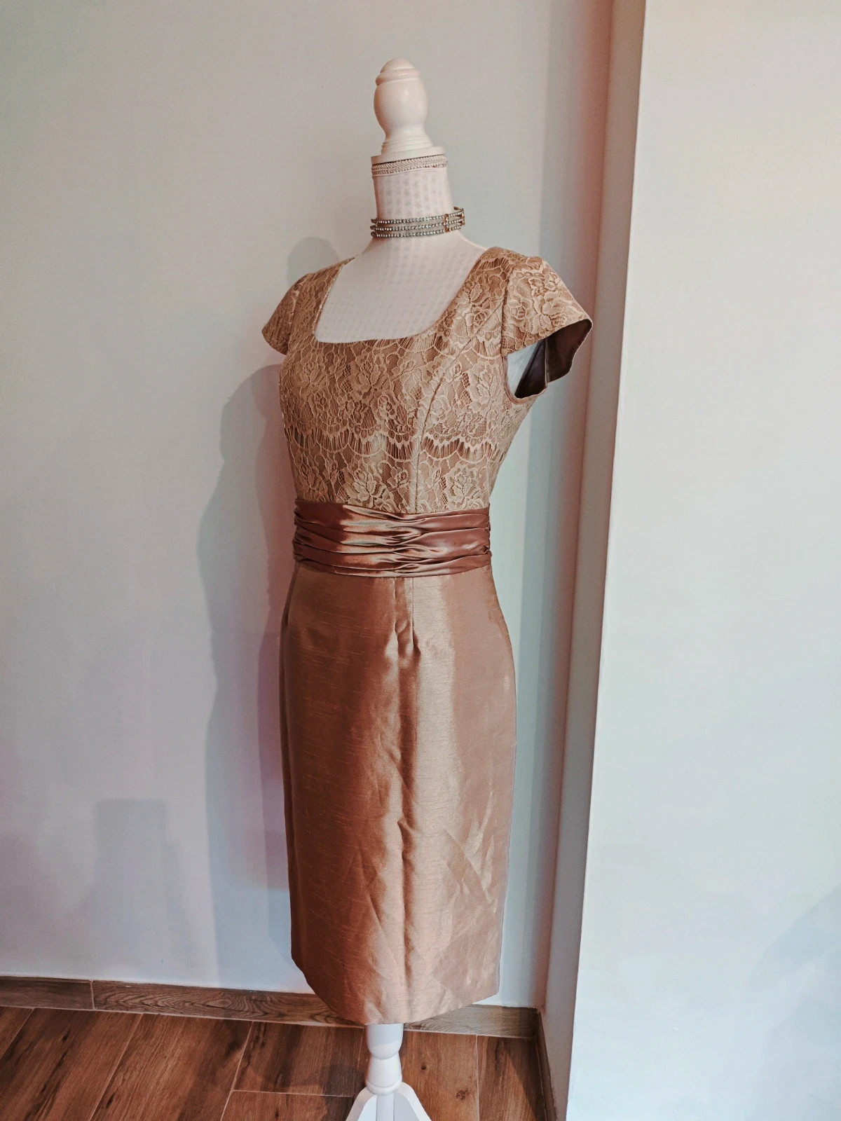 🌺 Vestido para eventos de blonda dorada y raso, de Zeila – Zeila – taille XL / 42 / 14 2