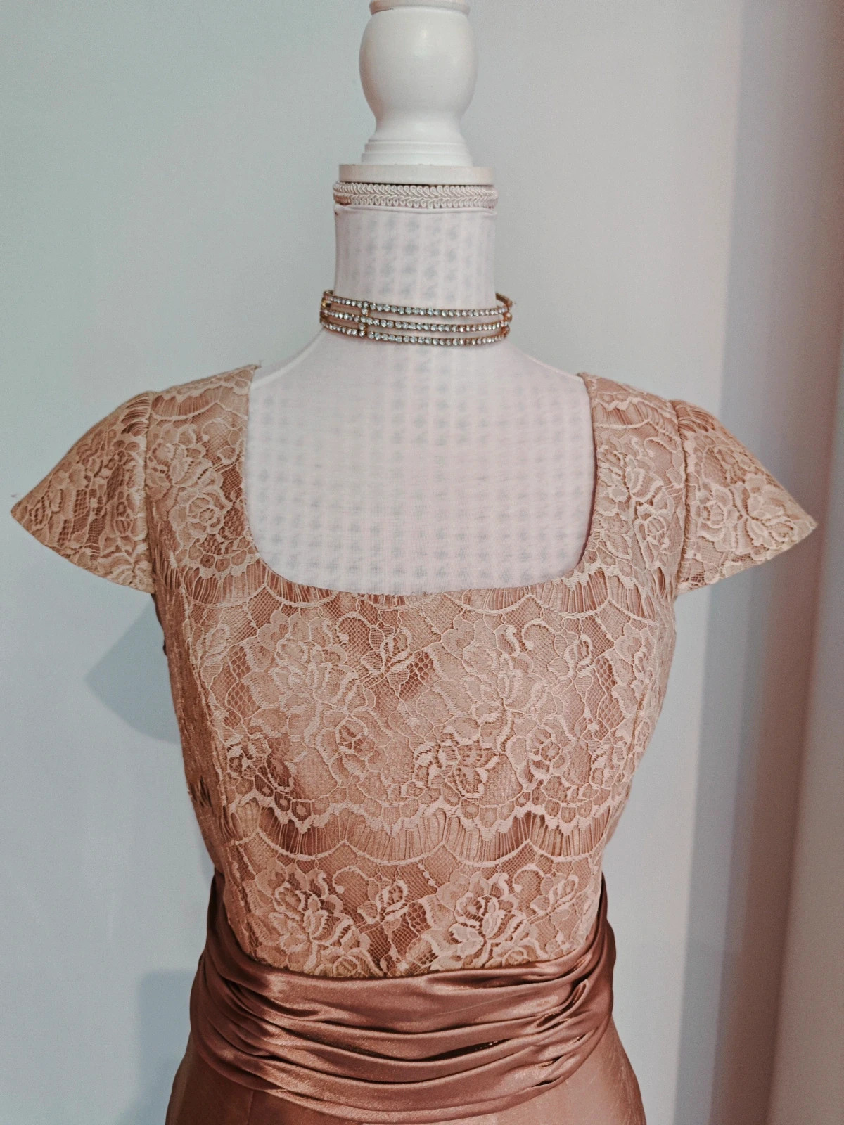 🌺 Vestido para eventos de blonda dorada y raso, de Zeila – Zeila – taille XL / 42 / 14 3