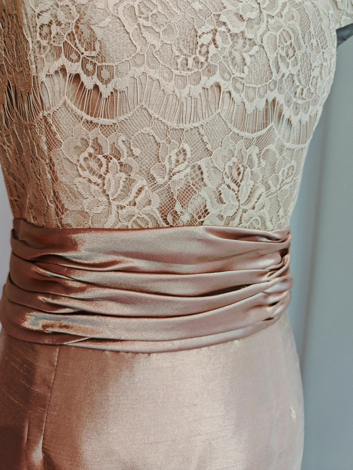 🌺 Vestido para eventos de blonda dorada y raso, de Zeila – Zeila – taille XL / 42 / 14 5