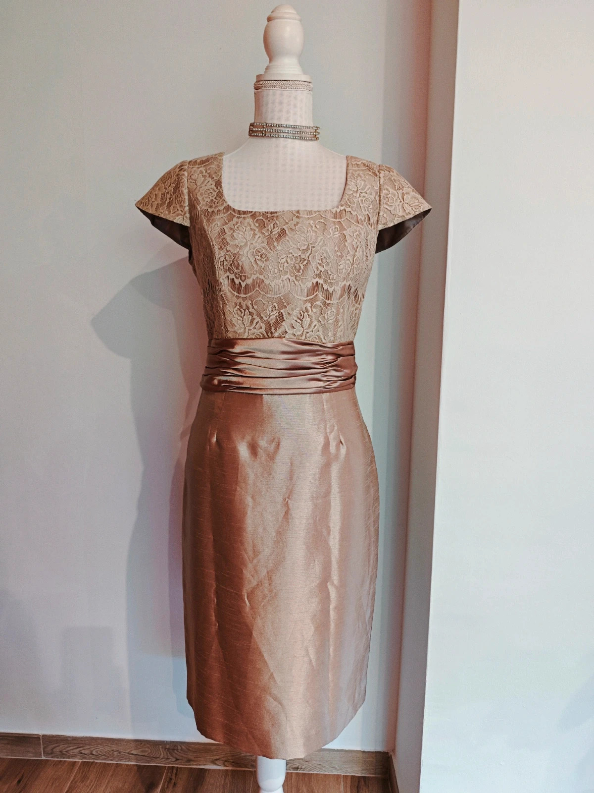 🌺 Vestido para eventos de blonda dorada y raso, de Zeila