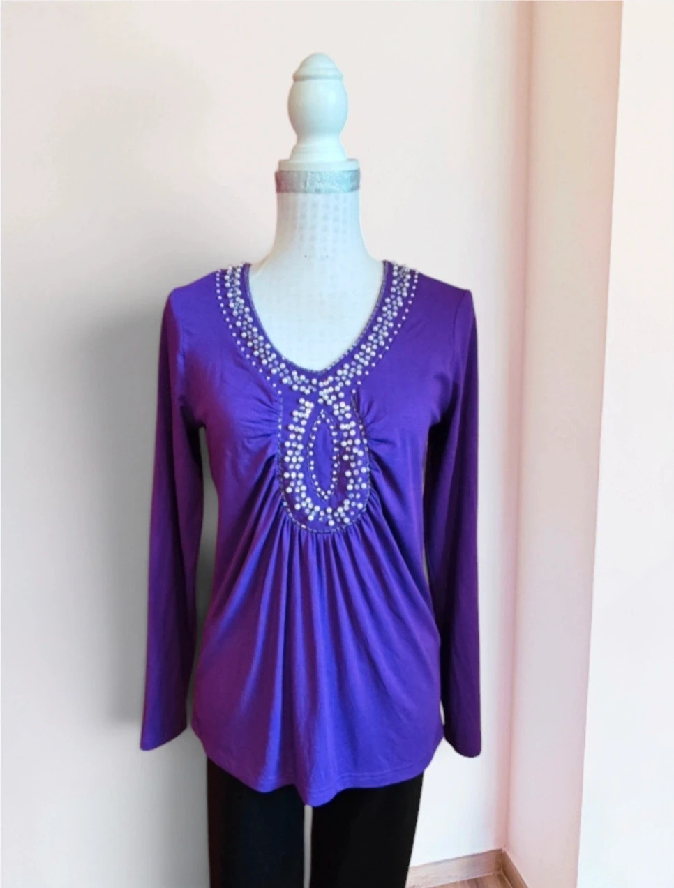 🌺Camiseta morada con perlas y lentejuelas en escote con forma de lágrima